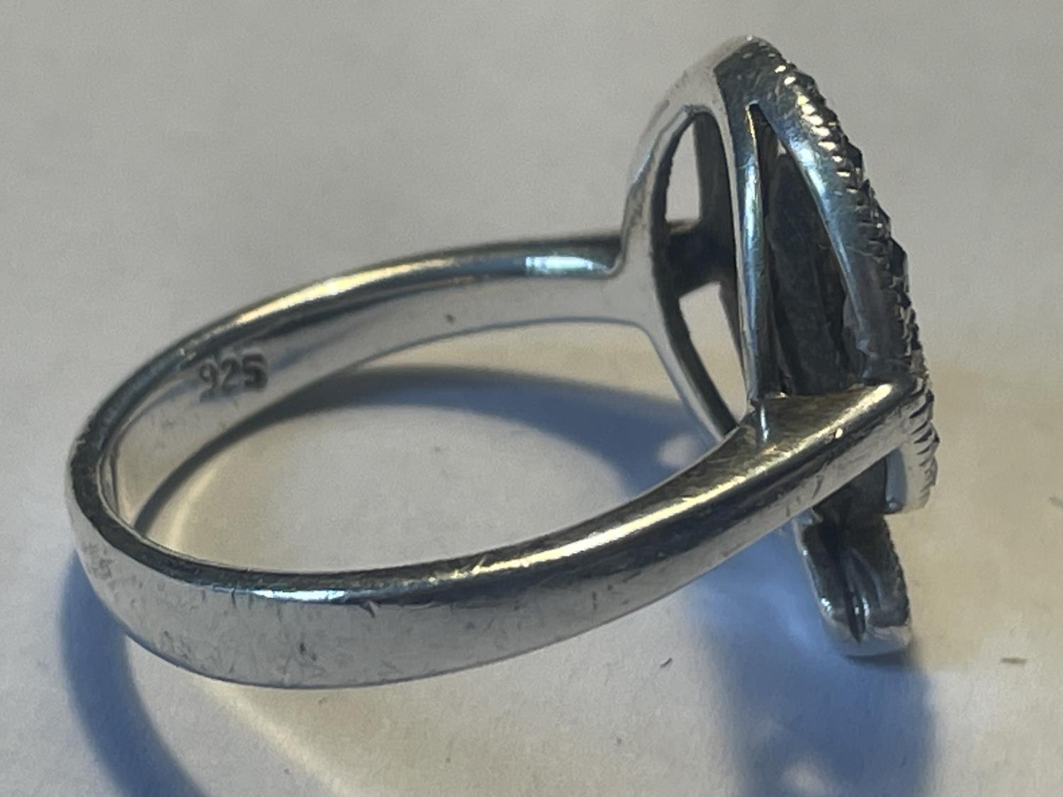 A DECORATIVE SILVER AND CLEAR STONE DRESS RING - Image 4 of 4
