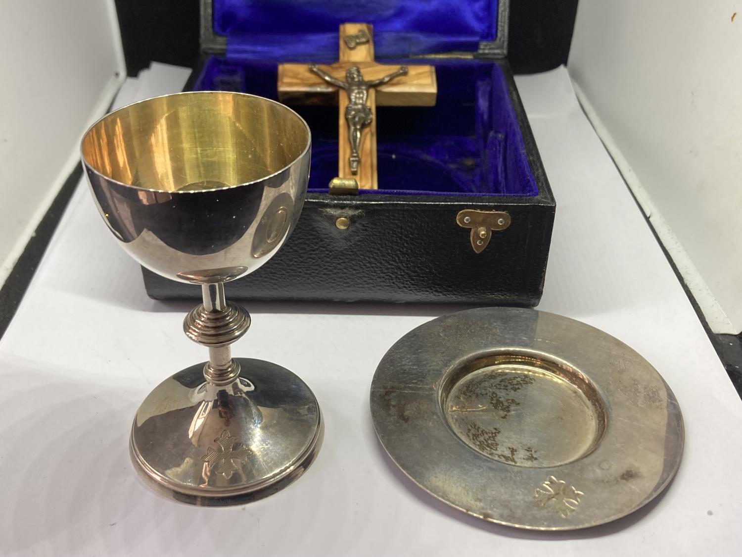 A HALLMARKED LONDON COMMUNION SET COMPRISING OF A GOBLET AND TRAY AND A WOODEN CRUCUFIX IN A - Bild 2 aus 3