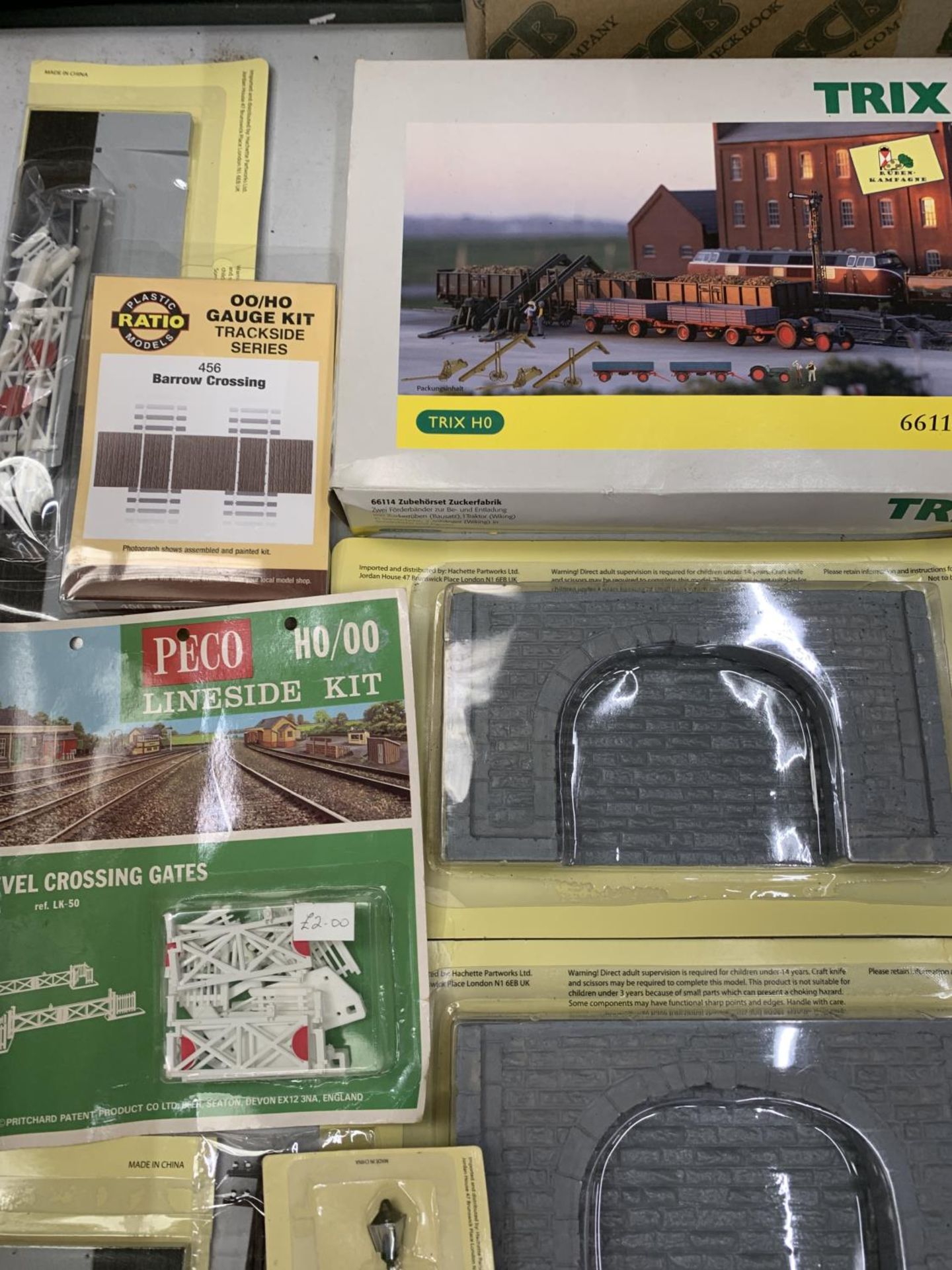 A MIXED COLLECTION OF BOXED RAILWAY MODEL KITS TO INCLUDE SIGNAL BOX, TIMBER YARD ETC AND FURTHER - Image 2 of 5