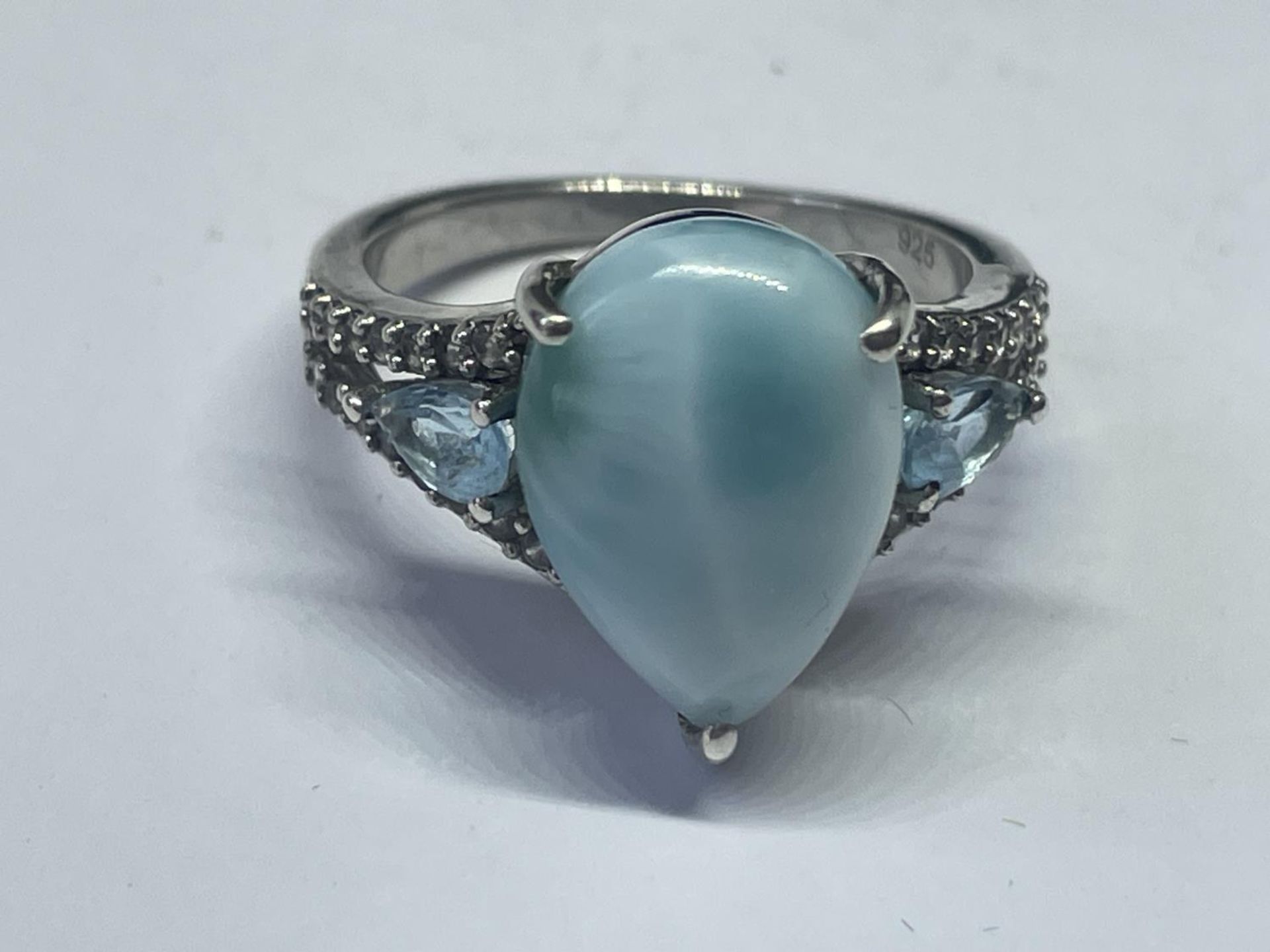 A SILVER DRESS RING IN A PRESENTATION BOX - Image 2 of 3