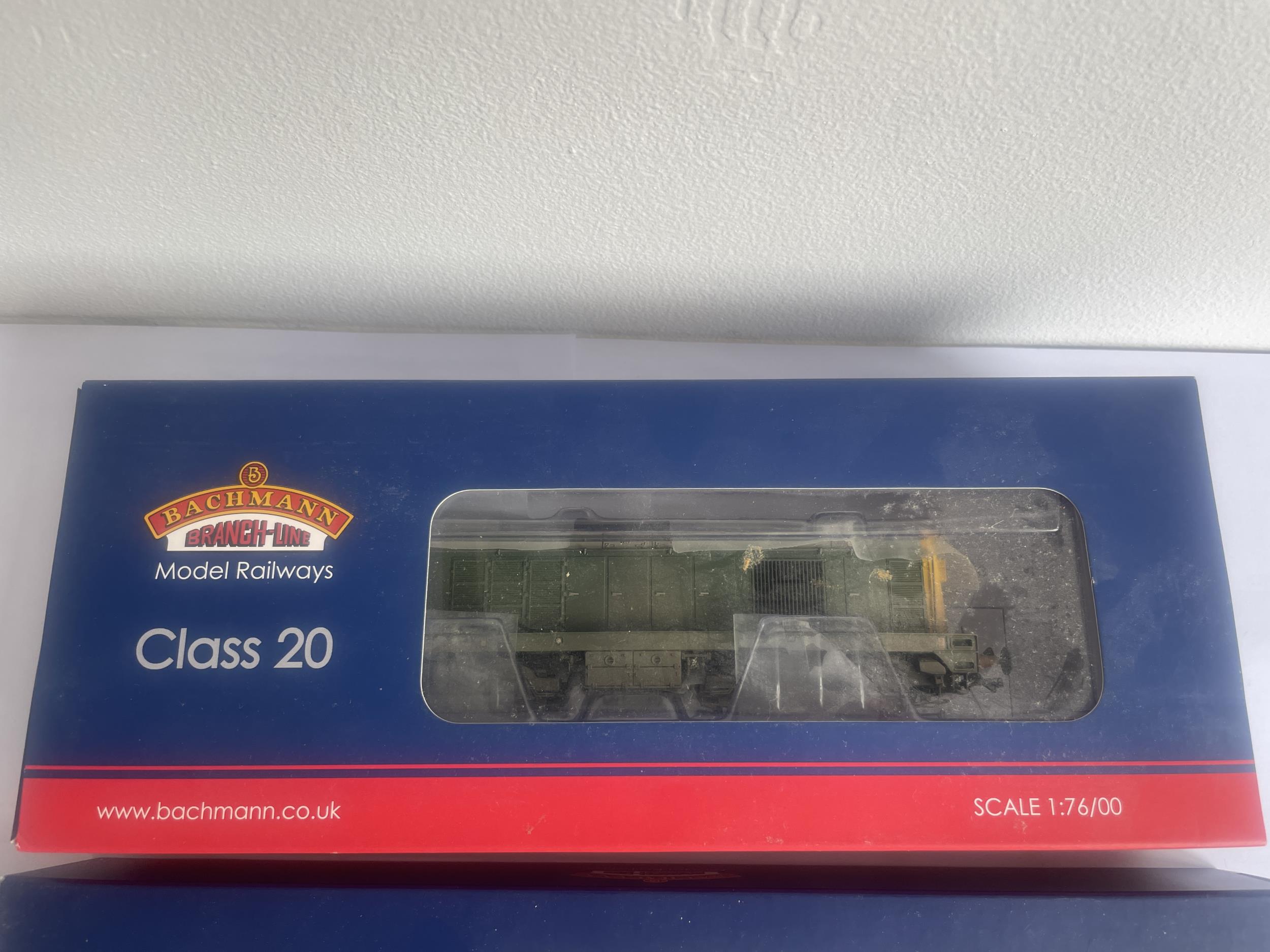 THREE BACHMANN 00 GAUGE TO INCLUDE A BOXED CLASS 20 20141 BR GREEN LOCOMOTIVE AND TWO CARRIAGES - Bild 2 aus 3