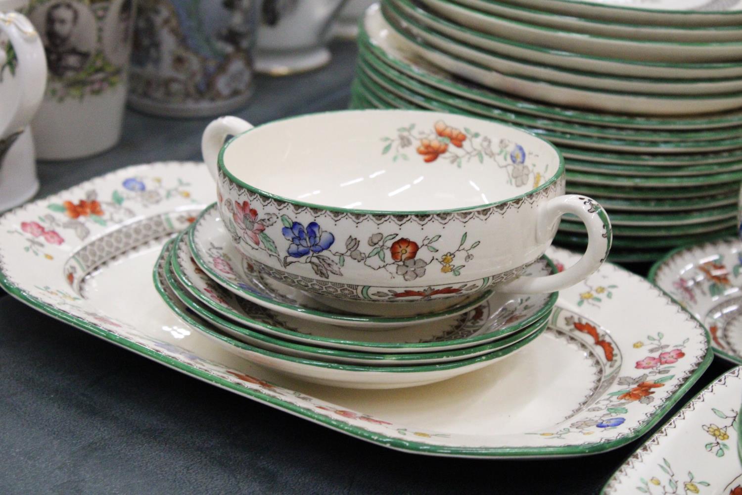 A LARGE SPODE COPELAND "CHINESE ROSE" DINNER SERVICE TO INCLUDE PLATES, SOUP BOWLS, JUGS, A - Image 7 of 9