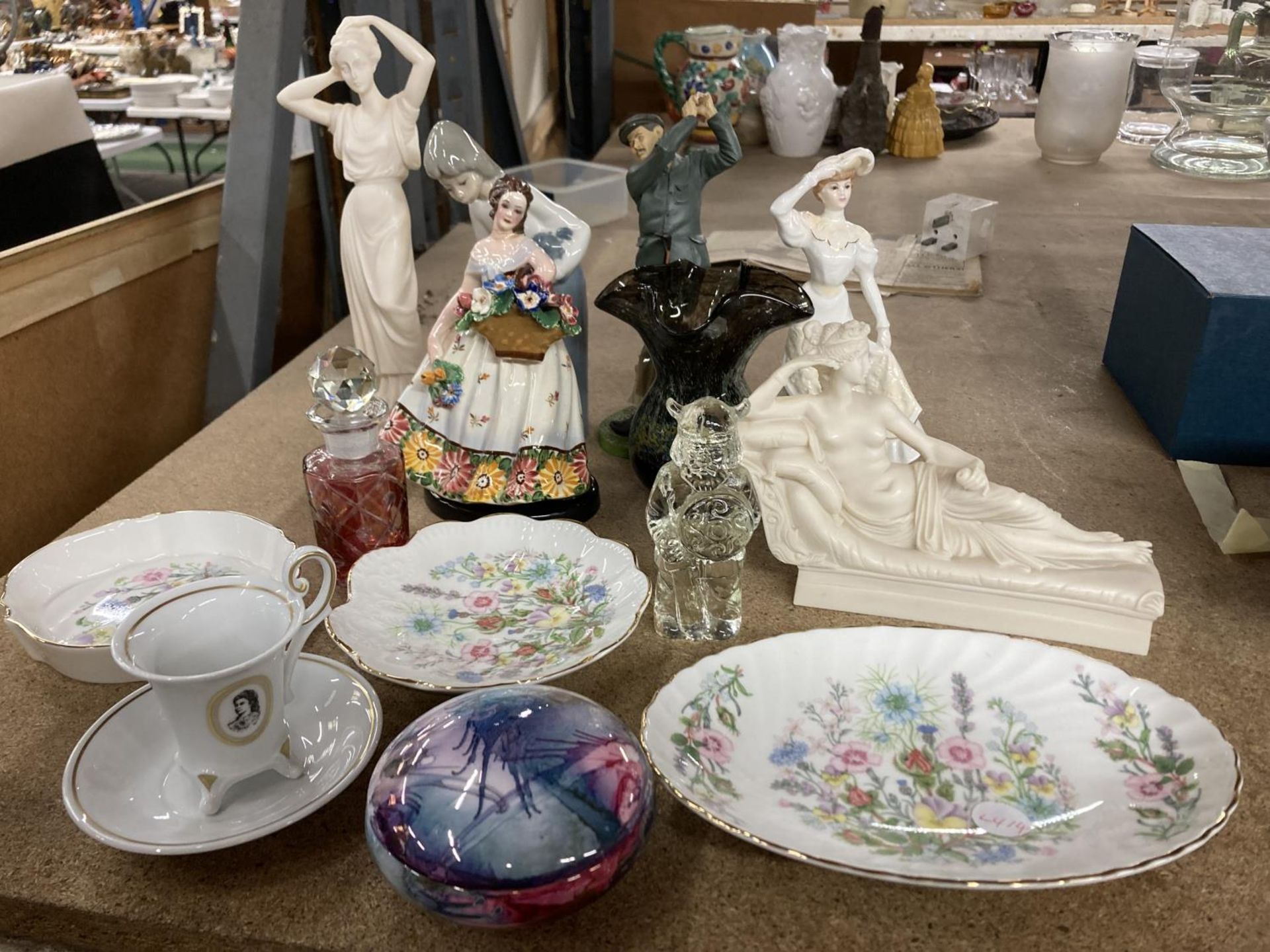 SIX FIGURINES TO INCLUDE COALPORT, AYNSLEY PLATES AND A PIN TRAY, SCENT BOTTLE, VASE, ETC