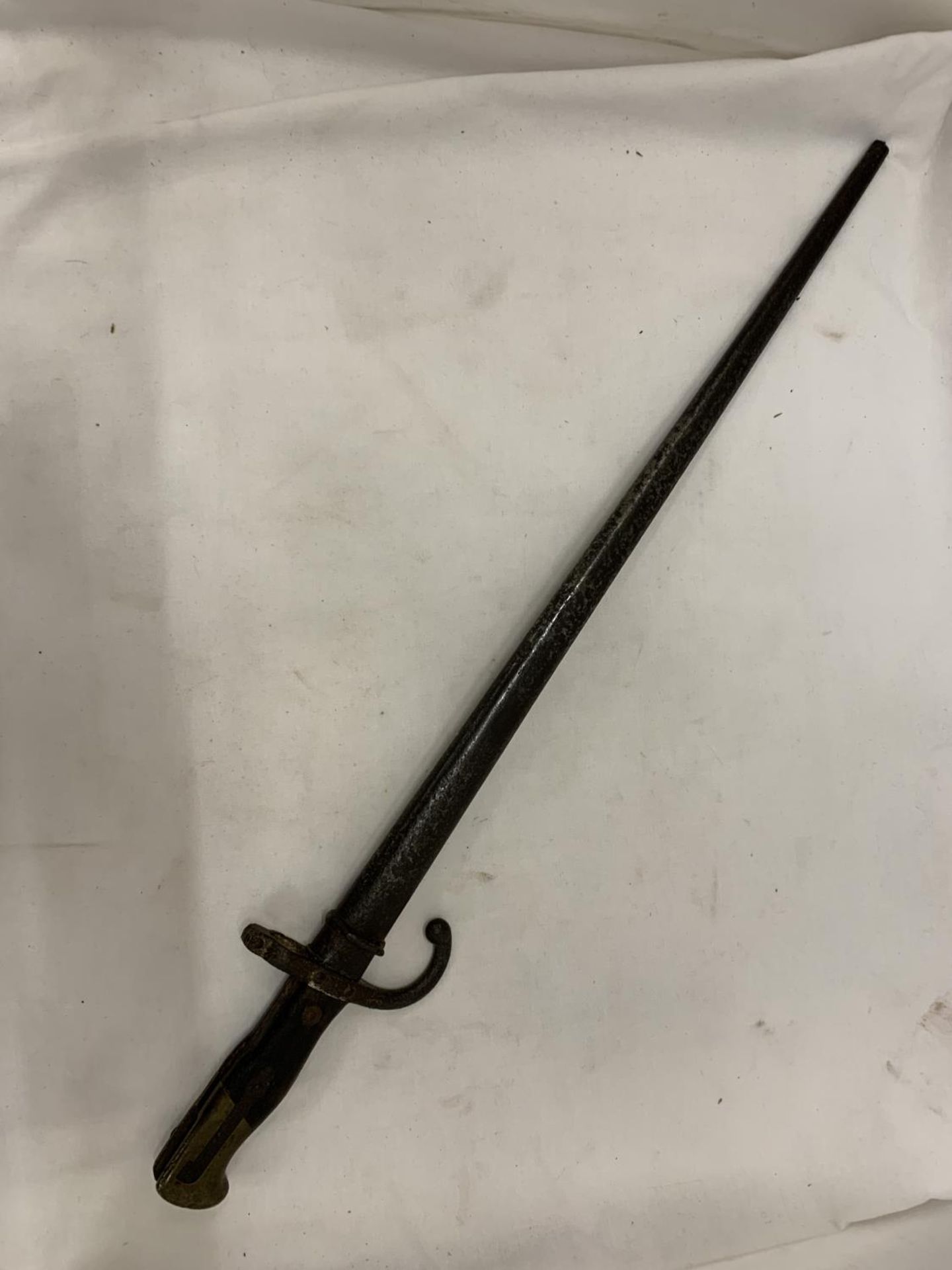 A VINTAGE BAYONET WITH A BRASS AND WOOD HANDLE - Image 2 of 6