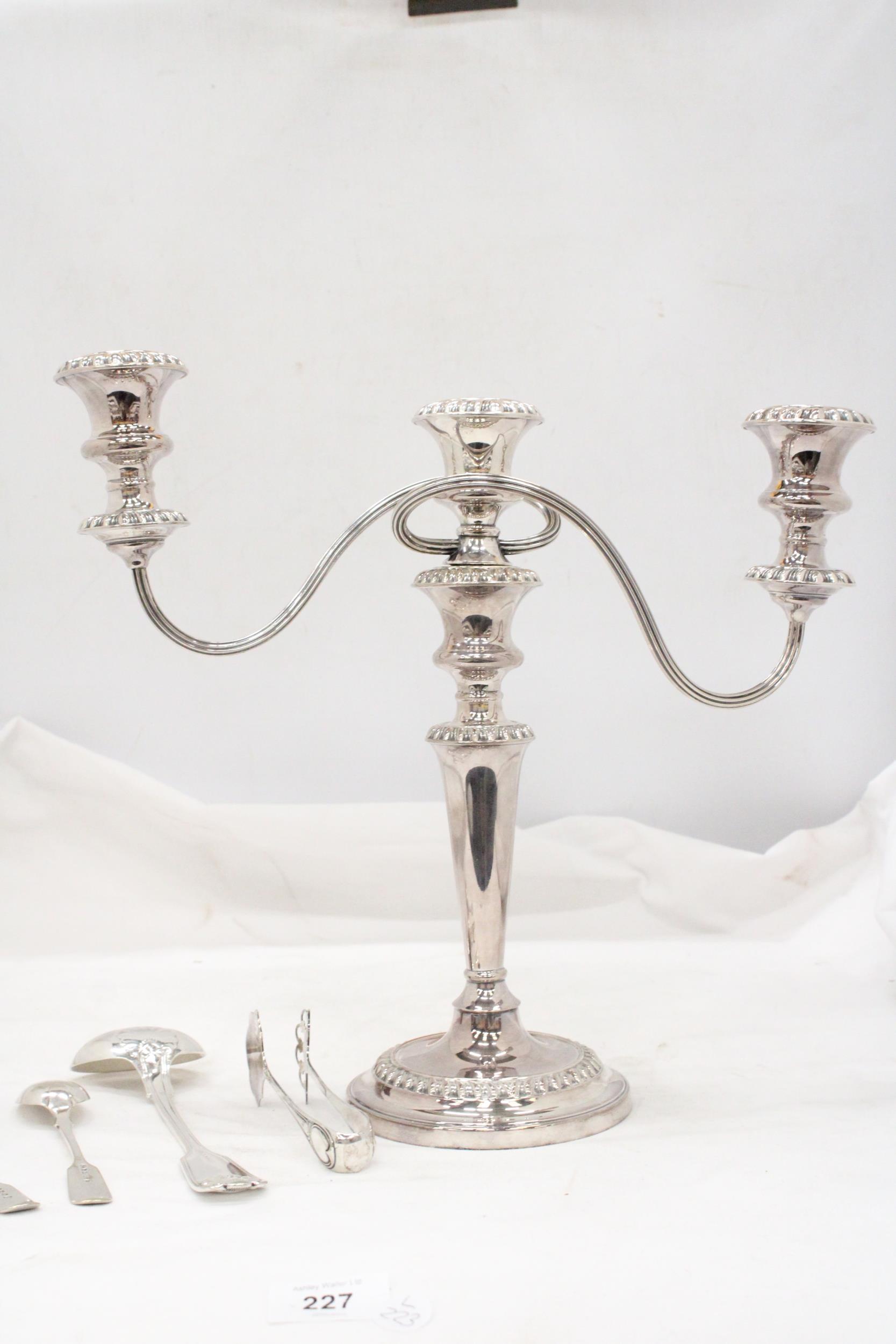 A MIXED LOT OF SILVER PLATE TO INCLUDE TWO TEA SPOONS, LADEL, SMALL TONGS PLUS A CANDELABRA - Image 4 of 6