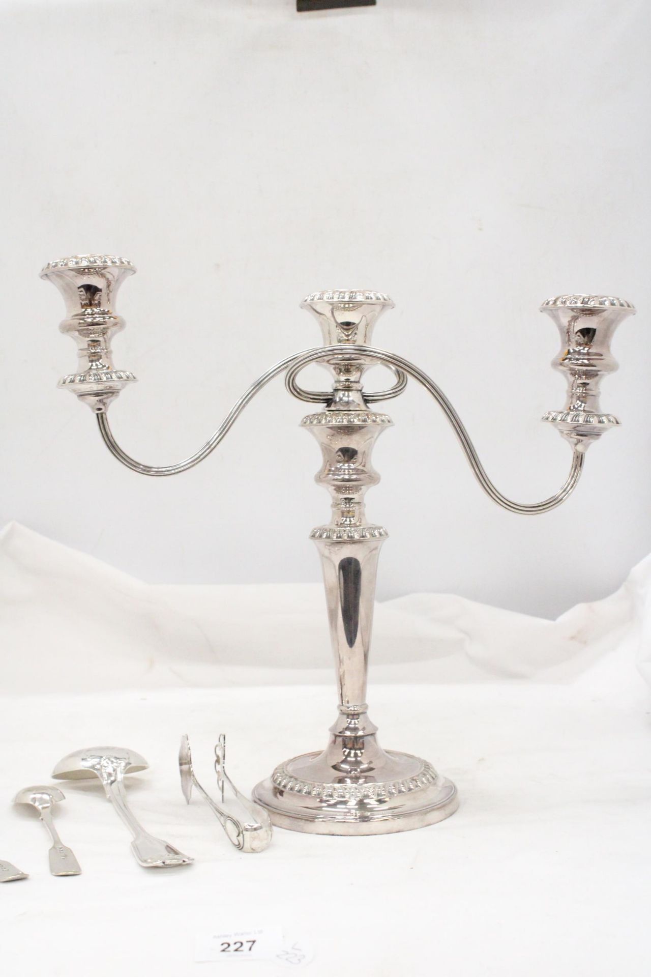 A MIXED LOT OF SILVER PLATE TO INCLUDE TWO TEA SPOONS, LADEL, SMALL TONGS PLUS A CANDELABRA - Image 4 of 6