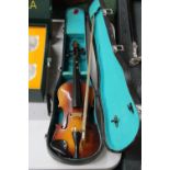 A VINTAGE VIOLIN WITH BOW IN CARRY CASE