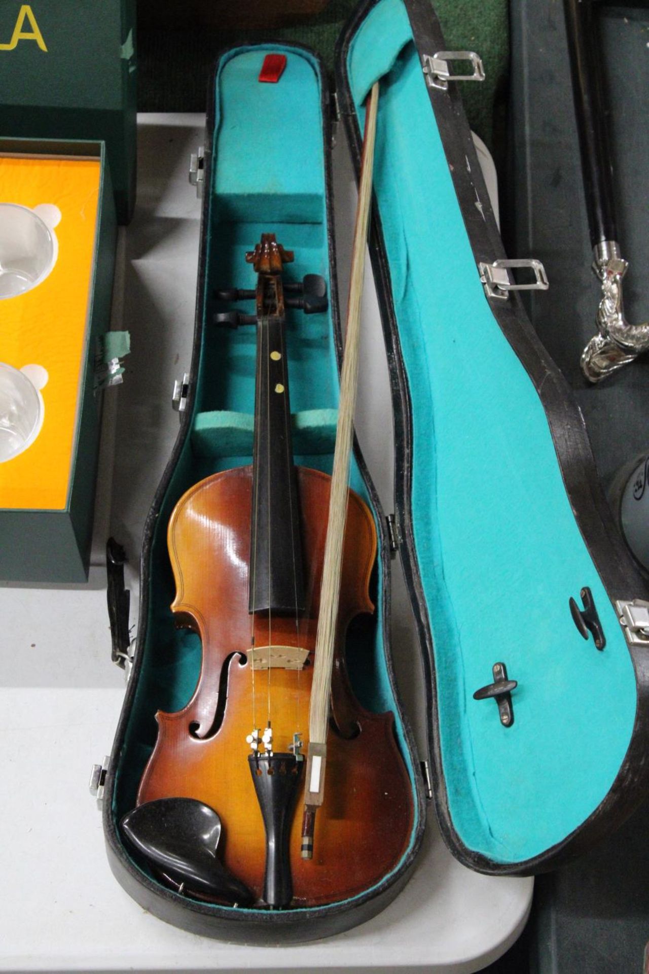 A VINTAGE VIOLIN WITH BOW IN CARRY CASE