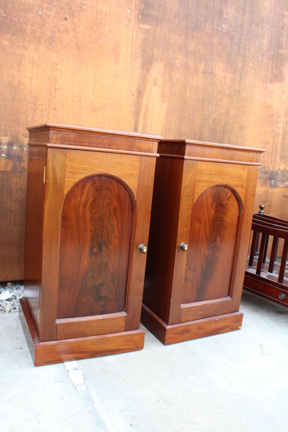 A PAIR OF VICTORIAN MAHOGANY POT CUPBOARDS - Bild 2 aus 4