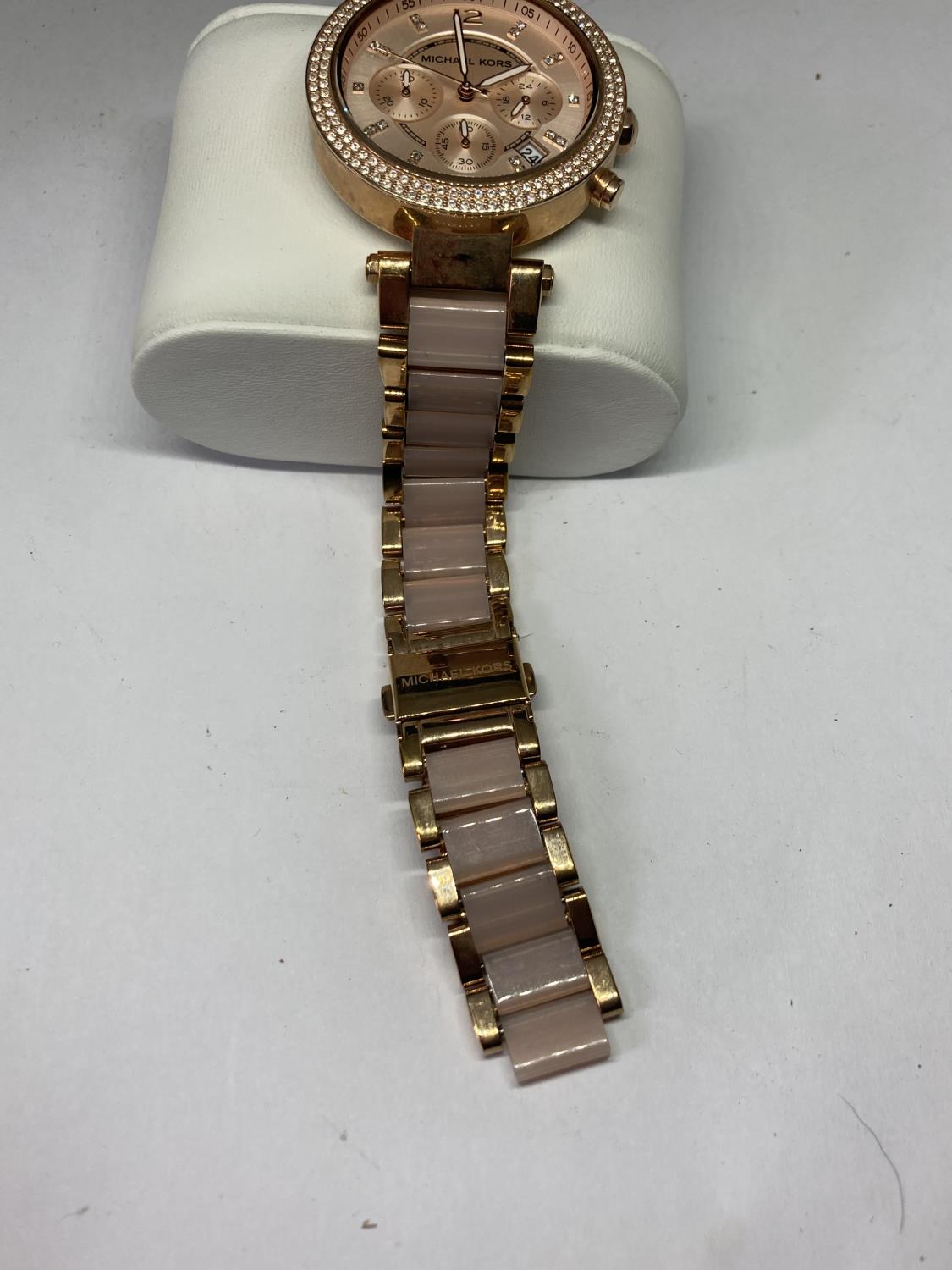 A MICHAEL KORS WRIST WATCH IN ROSE GOLD WITH PRESENTATION BOX (NEEDS BATTERY AND STRAP) - Image 3 of 4