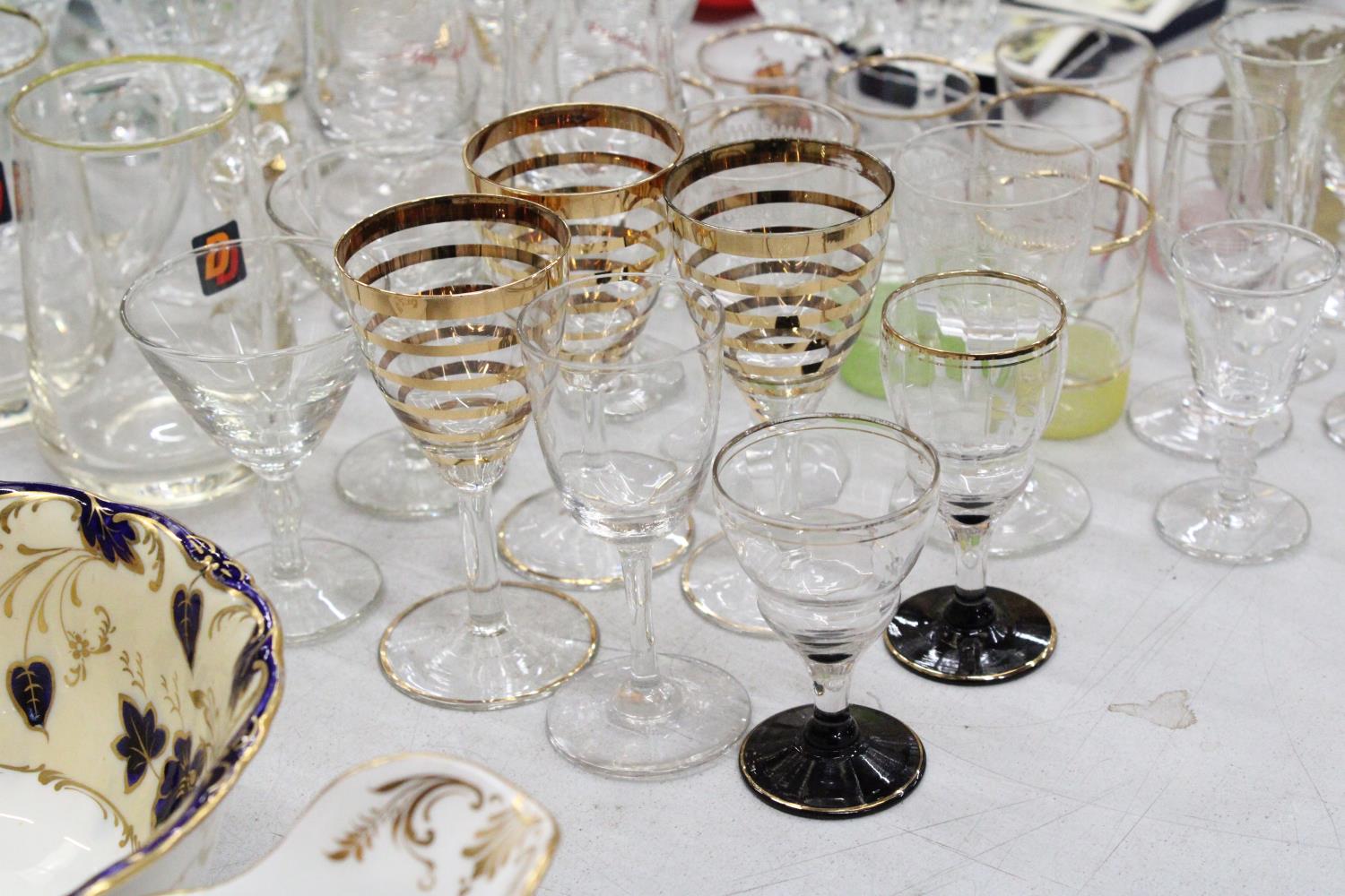 A QUANTITY OF GLASSWARE TO INCLUDE SHOT GLASSES, BEER GLASSES, WINE GLASSES, SHERRY GLASSES ETC - Image 3 of 6