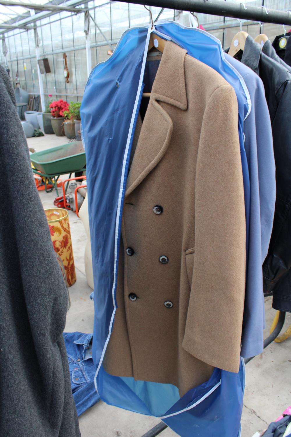 A LARGE ASSORTMENT OF MENS JACKETS TO INCLUDE LEATHER JACKETS AND OVERCOATS ETC - Image 6 of 7