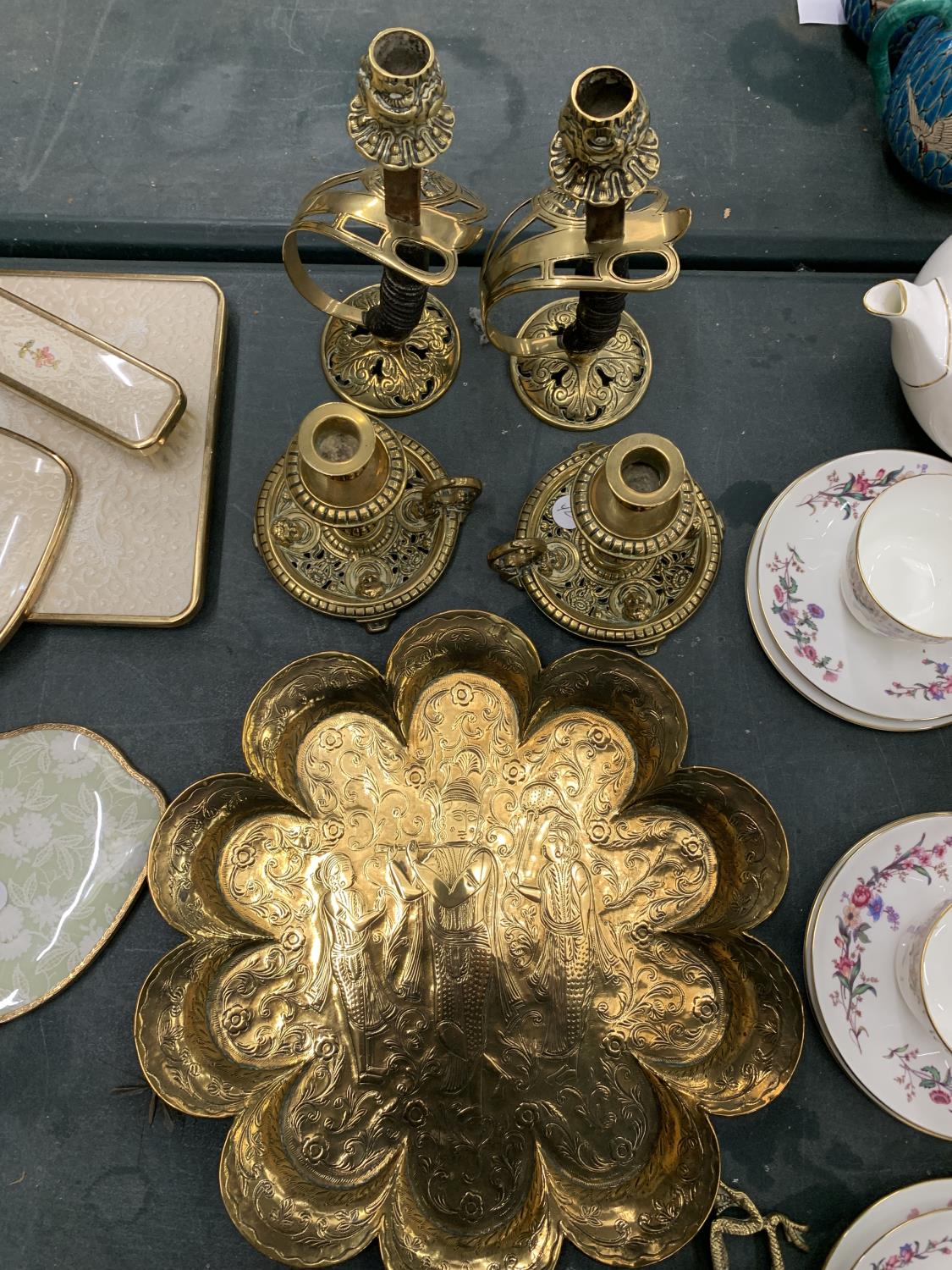 A COLLECTION OF VINTAGE BRASSWARE TO INCLUDE TWO PAIRS OF CANDLESTICKS, ONE WITH KNIVES, THE OTHER - Image 5 of 6