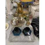 A MIXED LOT TO INCLUDE A ART DECO STYLE GLASS TRAY, A PAIR OF BLUE GLASS CANDLE STICKS PLUS A