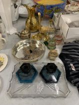 A MIXED LOT TO INCLUDE A ART DECO STYLE GLASS TRAY, A PAIR OF BLUE GLASS CANDLE STICKS PLUS A