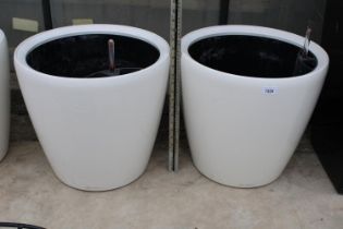 A PAIR OF LECHUZA WHITE PLASTIC CIRCULAR PLANTERS WITH SELF WATERING SYSTEM (H:40CM D:42CM)