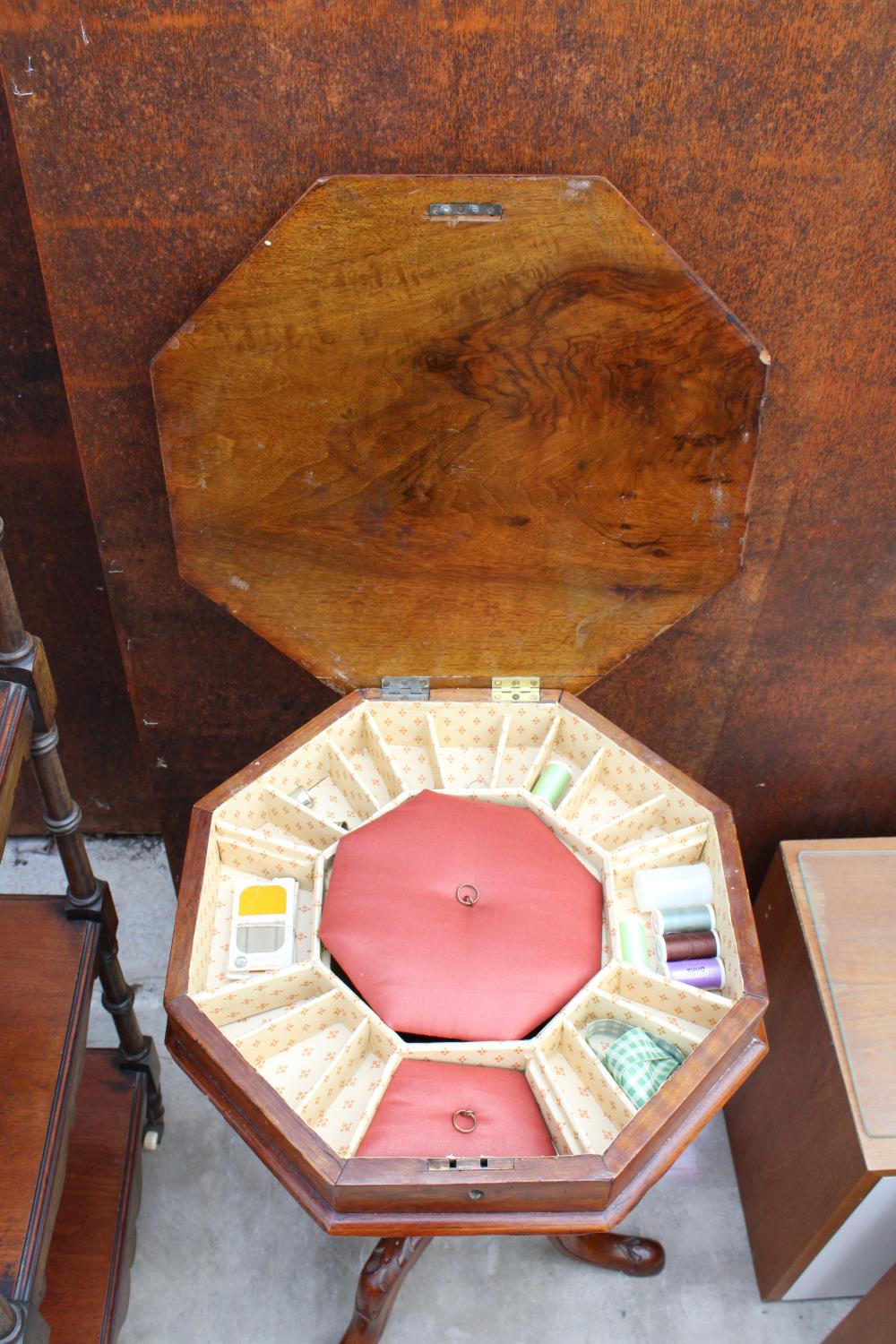 A VICTORIAN WALNUT TRIPOD OCTAGONAL SEWING TABLE - Bild 3 aus 3