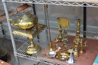 AN ASSORTMENT OF BRASS ITEMS TO INCLUDE A GONG WITH BAGPIPE PLAYER STAND, A KETTLE AND TRIVET AND