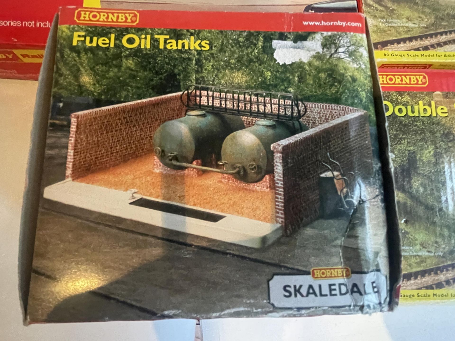FIVE BOXED HORNBY MODELS TO INCLUDE FUEL OIL TANKS, DOUBLE STONE TUNNEL PORTALS, A DIESEL - Image 4 of 5