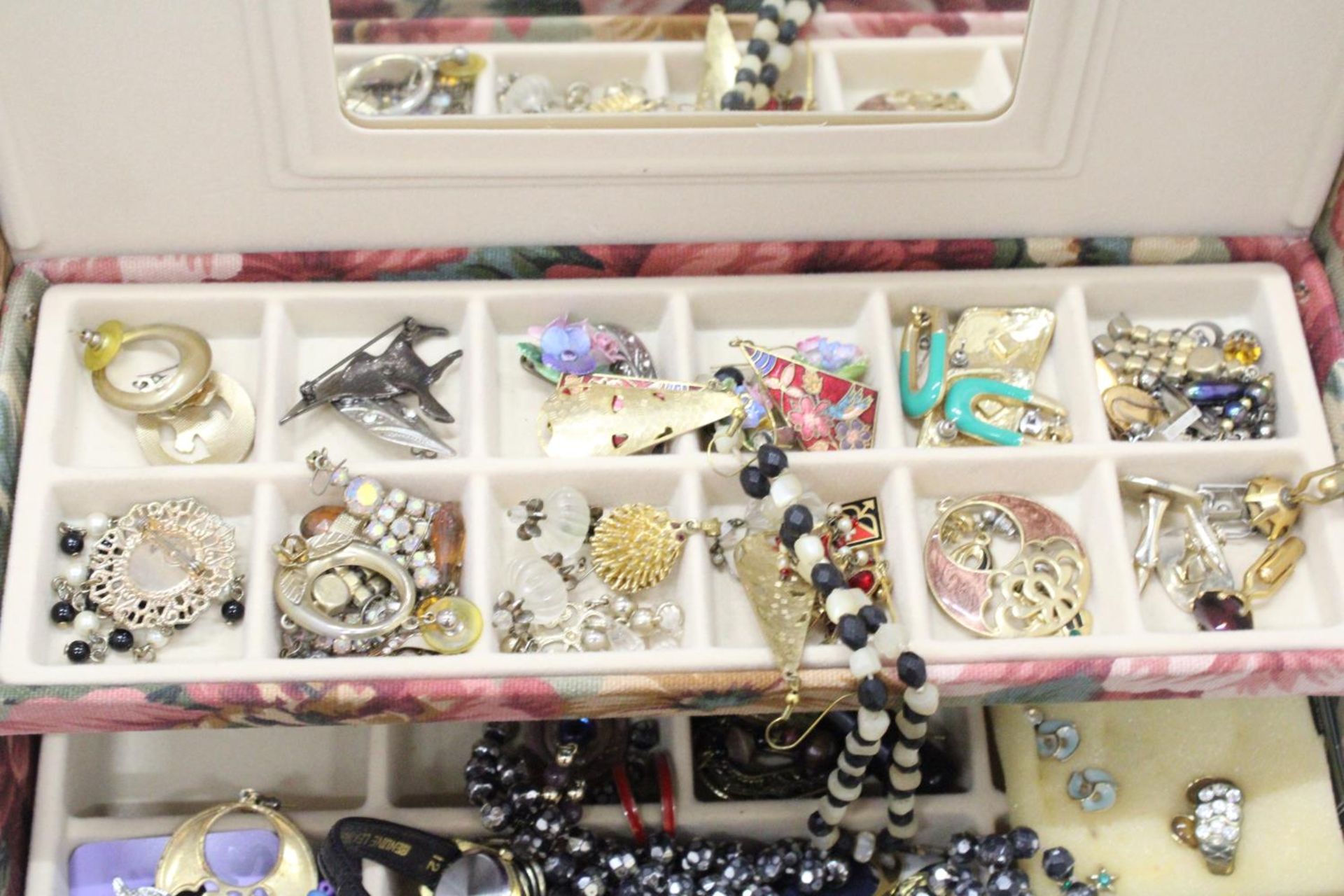 A VINTAGE JEWELLERY BOX CONTAINING VARIOUS COSTUME JEWELLERY INCLUDING EARRINGS, BROOCHS, - Image 5 of 6