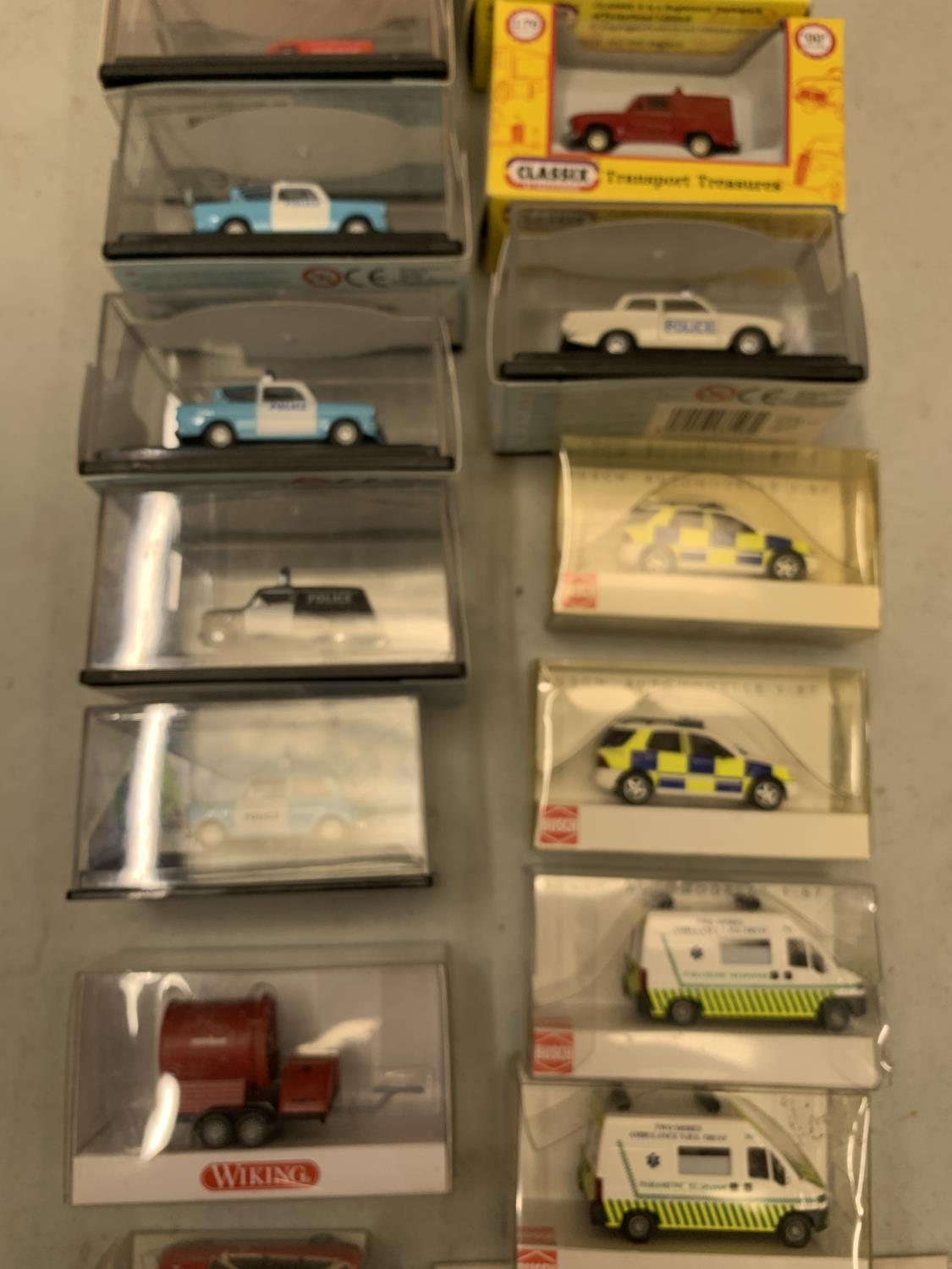 A COLLECTION OF EMERGENCY TOY VEHICLES, MAINLY BOXED, TO INCLUDE OXFORD, CARARAMA, CLASSIX ETC. - Image 3 of 4