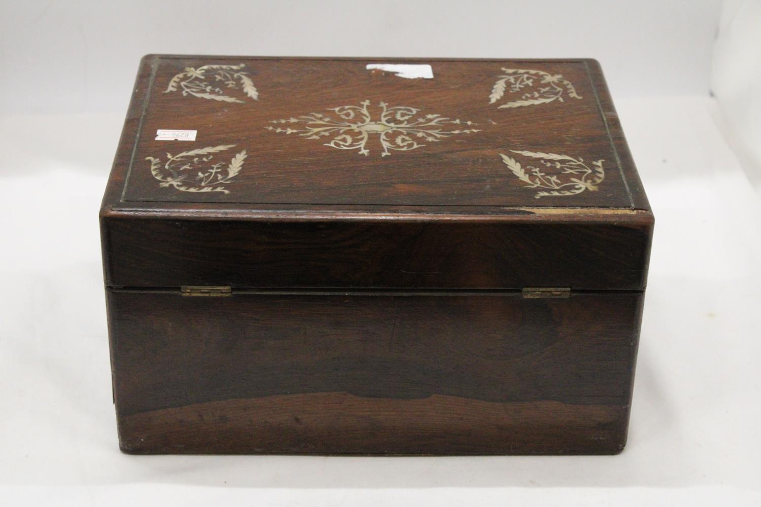 A VINTAGE MAHOGANY WORK BOX WITH MOTHER OF PEARL INLAY - Bild 6 aus 6