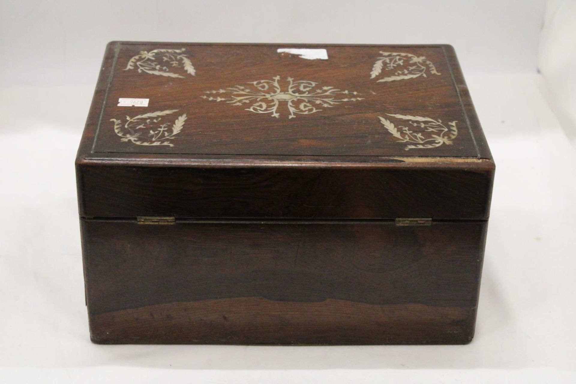 A VINTAGE MAHOGANY WORK BOX WITH MOTHER OF PEARL INLAY - Image 6 of 6