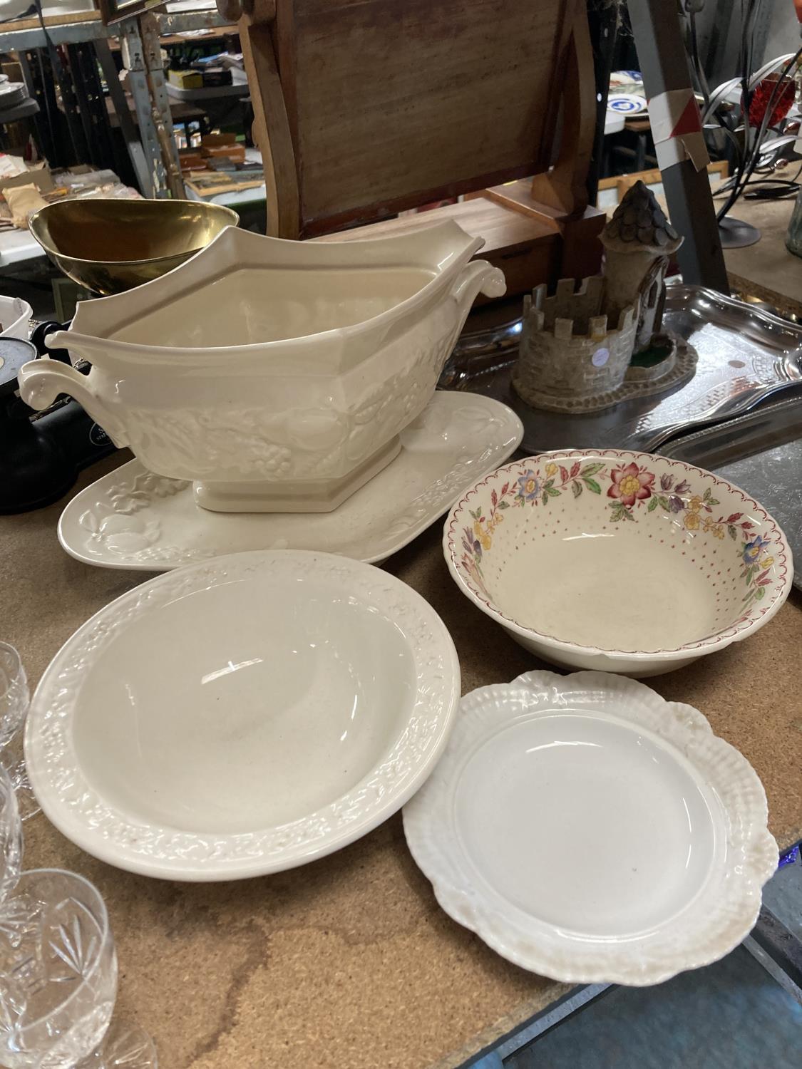 THREE LARGE PIECES OF ROYAL WORCESTER TO INCLUDE A SERVING DISH, SERVING PLATE, BOWL, ETC - Image 2 of 3