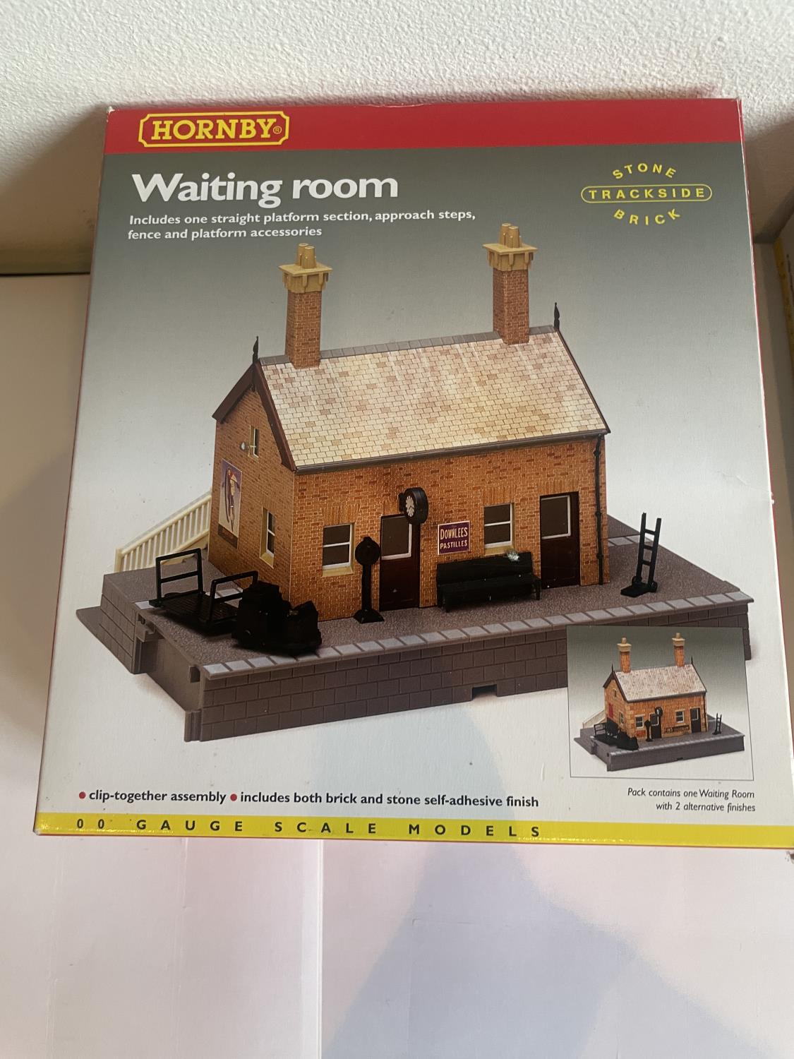TWO AS NEW AND BOXED HORNBY 00 GAUGE RAILWAY MODELS TO INCLUDE A BOOKING HALLA AND A WAITING ROOM - Bild 2 aus 3
