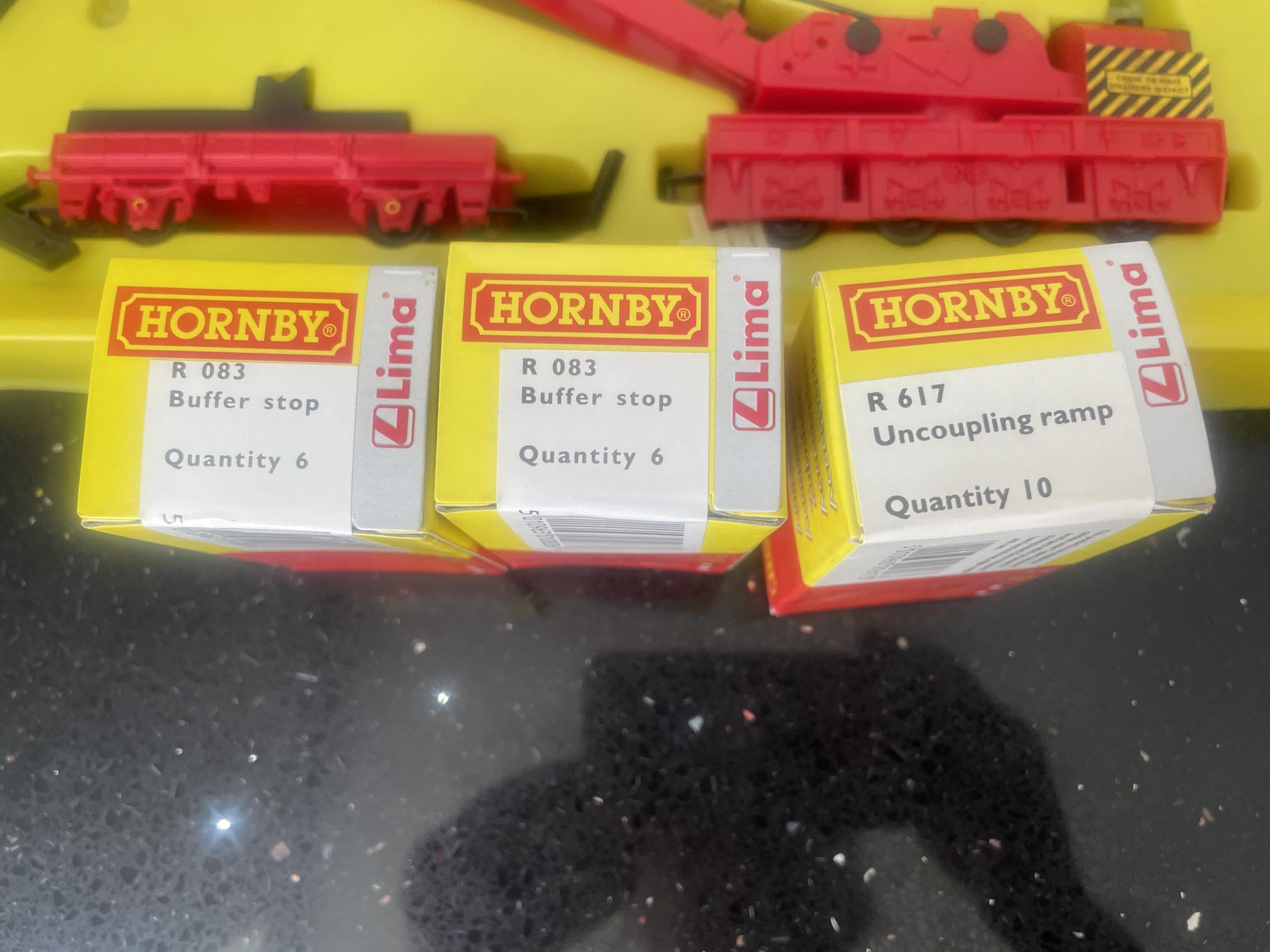 FOUR BOXED HORNBY ITEMS TO INCLUDE A BREAKDOWN CRANE SET, TWELVE BUFFER STOPS AND TEN UNCOUPLING - Image 3 of 3