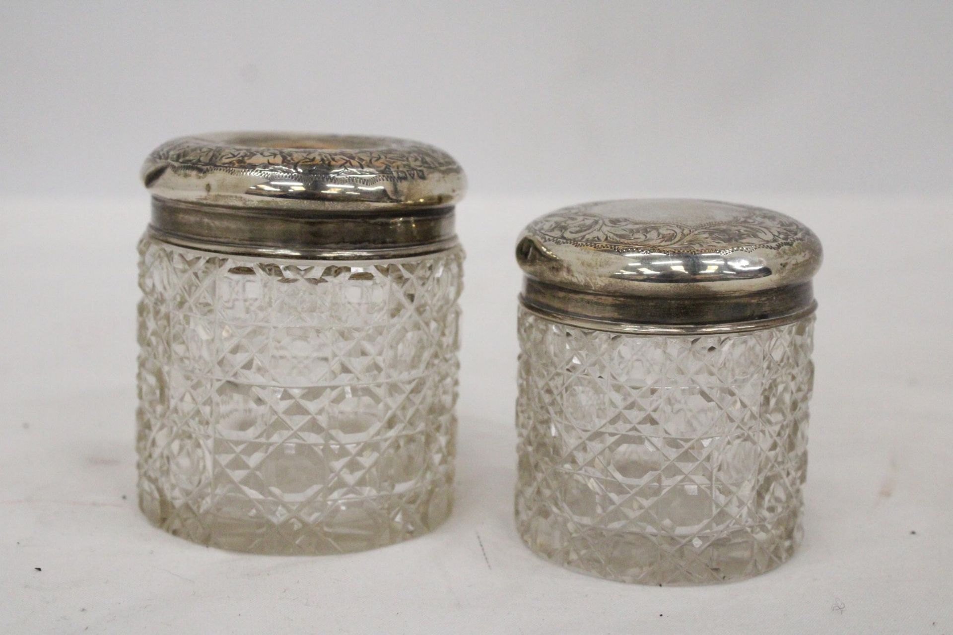 A STERLING SILVER TOP HAIR PIN JAR TOGETHER WITH A SILVER TOPPED COCKTAIL STICK HOLDER - Image 2 of 6