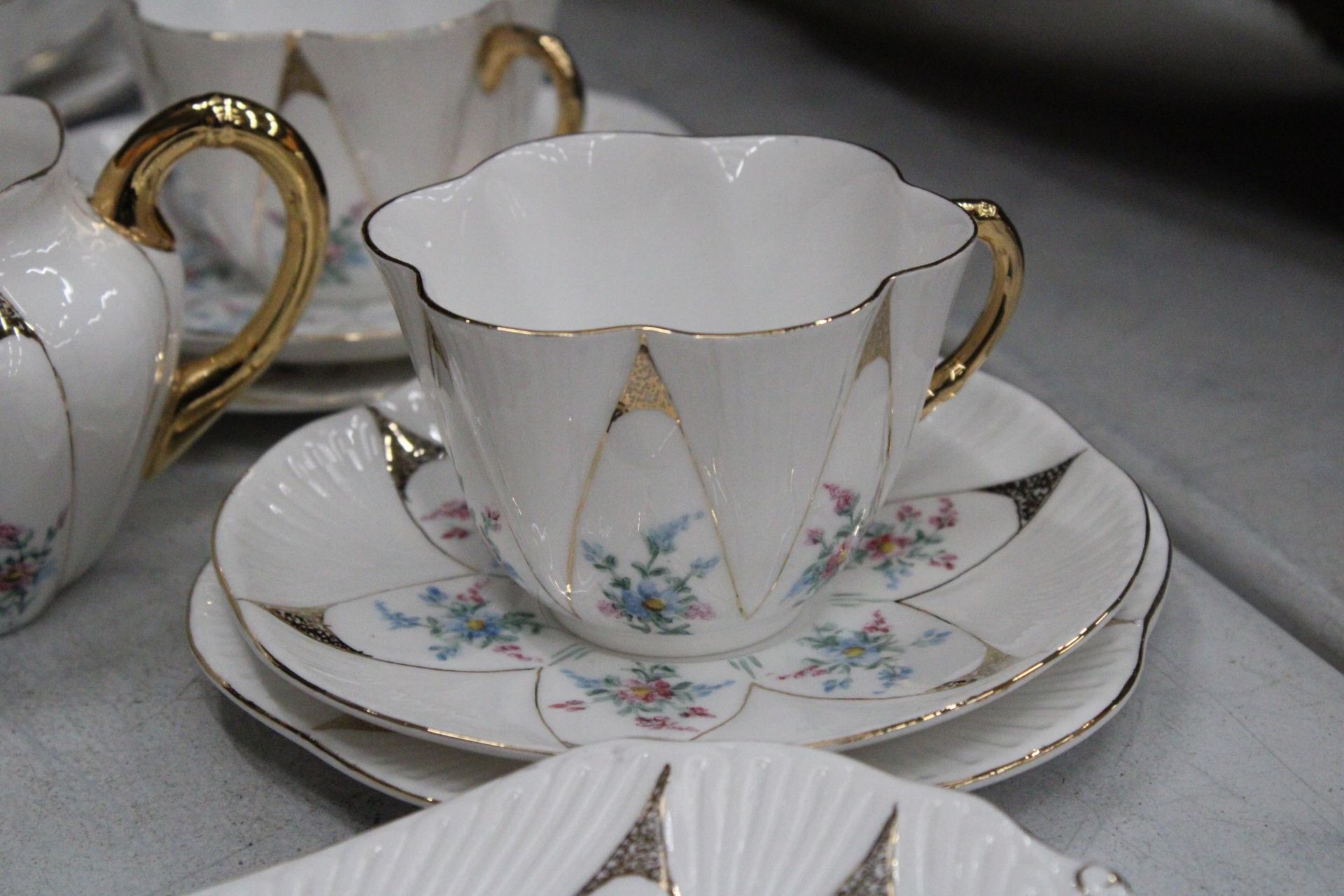 A VINTAGE SHELLEY HANDPAINTED DAINTY SHAPE TEACUPS AND SAUCERS TO INCLUDE SUGAR, CREAMER, CAKE/BREAD - Image 2 of 6
