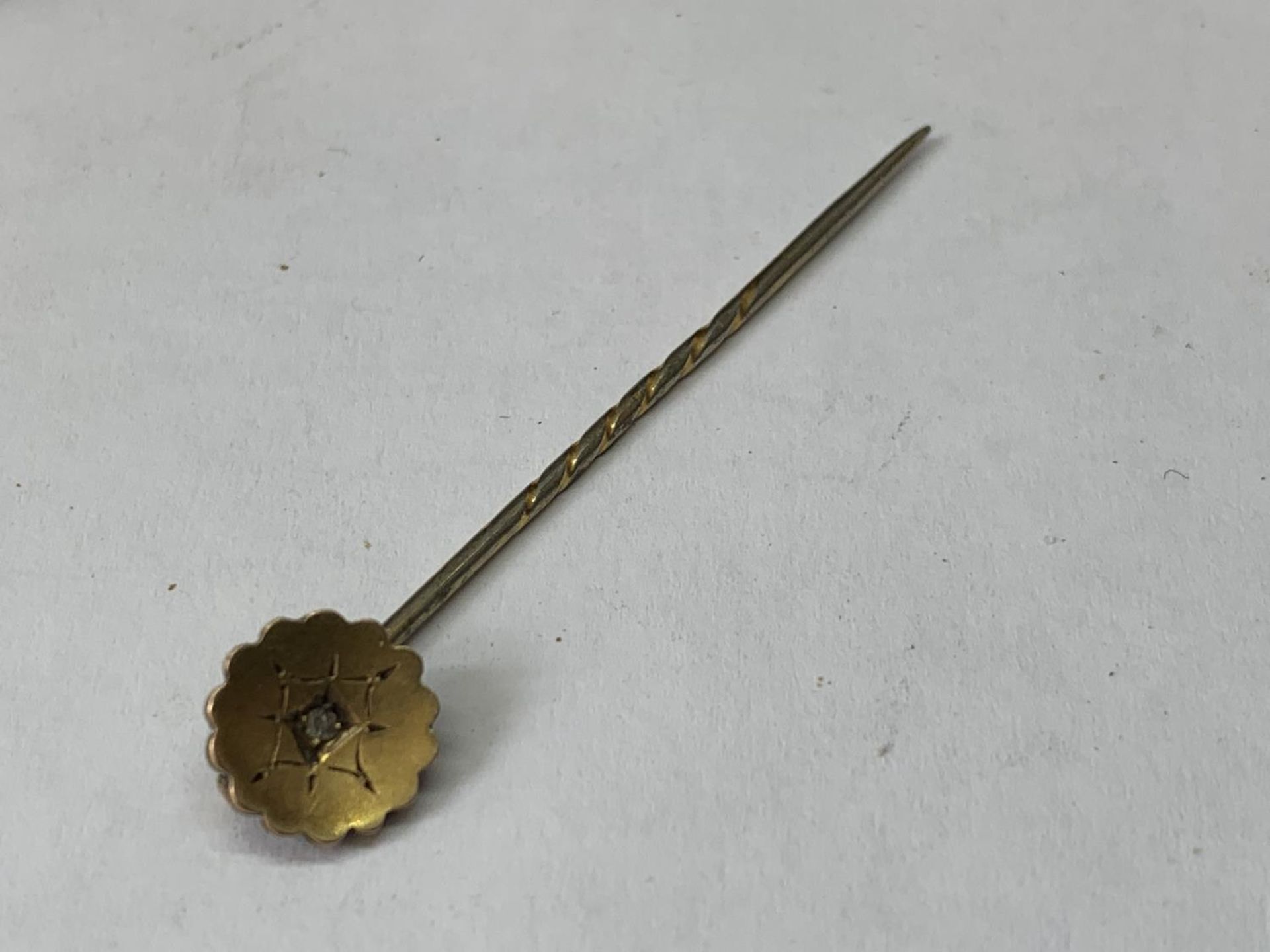 A VINTAGE 9 CARAT GOLD STICK PIN WITH DIAMOND TO CENTRE IN A PRESENTATION BOX - Image 2 of 3