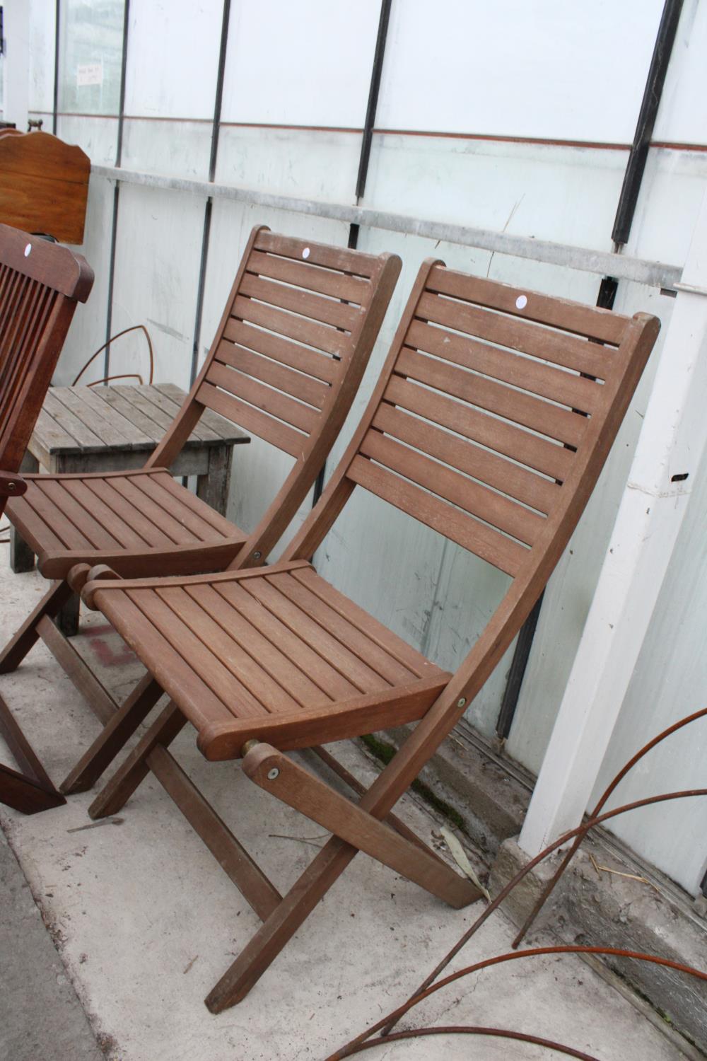TWO PAIRS OF TEAK FOLDING CHAIRS AND A WOODEN SLATTED TABLE - Bild 4 aus 4