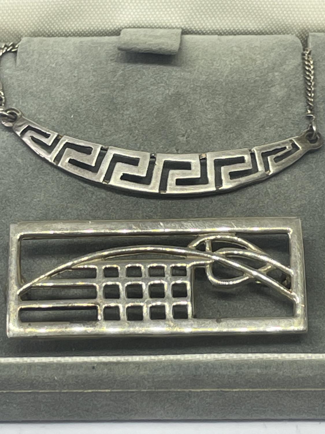 A SILVER MACINTOSCH NECKLACE AND BROOCH - Bild 2 aus 2