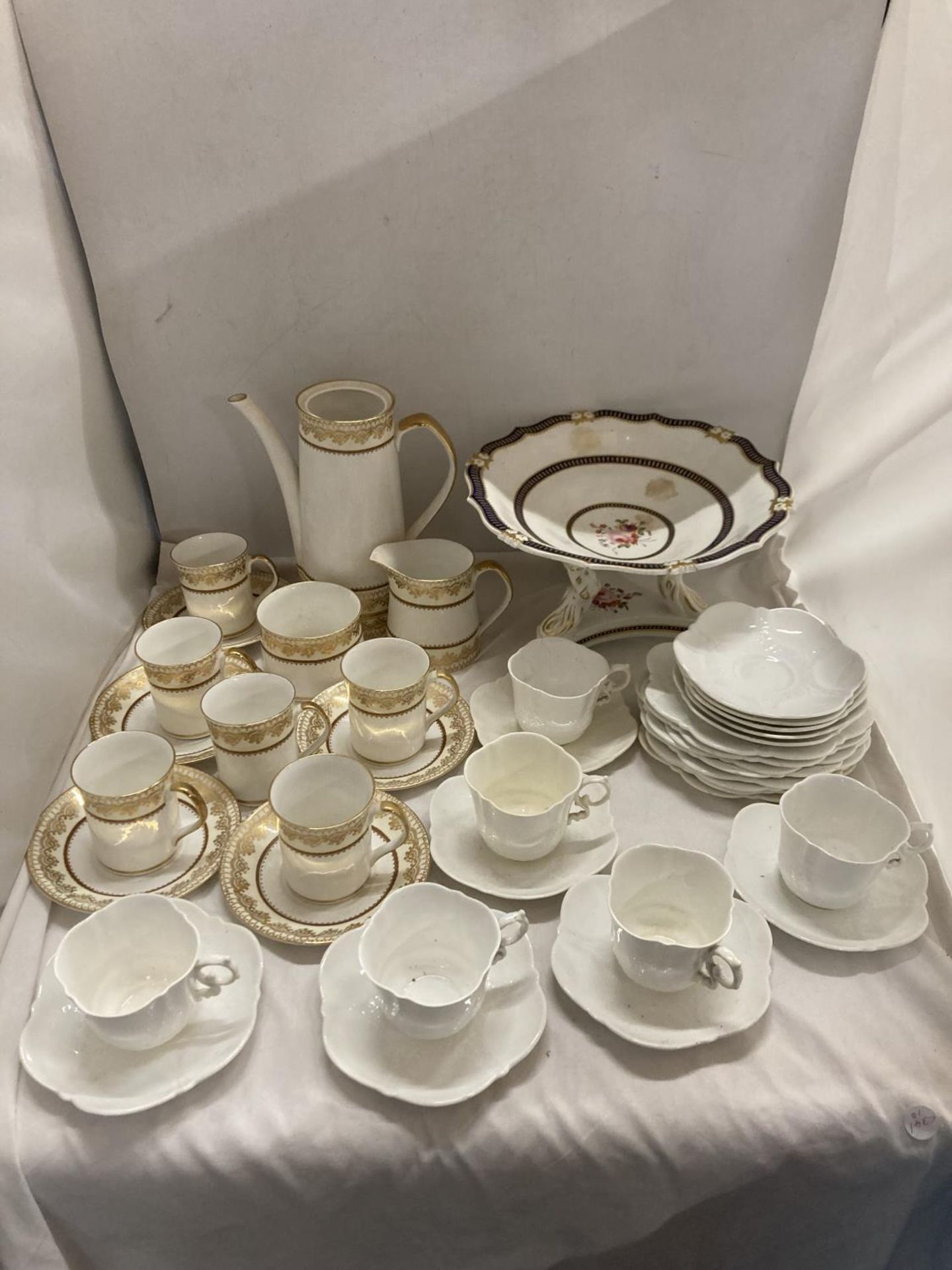 AN 'ELIZABETHAN' COFFEE SET TO INCLUDE A COFFEE POT, CREAM JUG, SUGAR BOWL, COFFEE CANS AND SAUCERS,