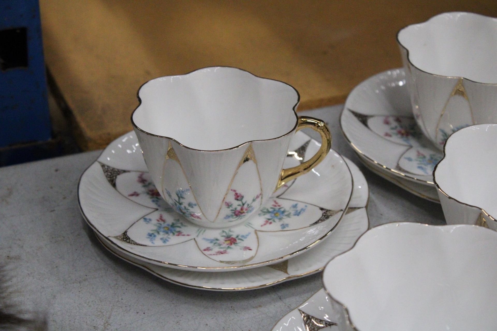 A VINTAGE SHELLEY HANDPAINTED DAINTY SHAPE TEACUPS AND SAUCERS TO INCLUDE SUGAR, CREAMER, CAKE/BREAD - Image 5 of 6
