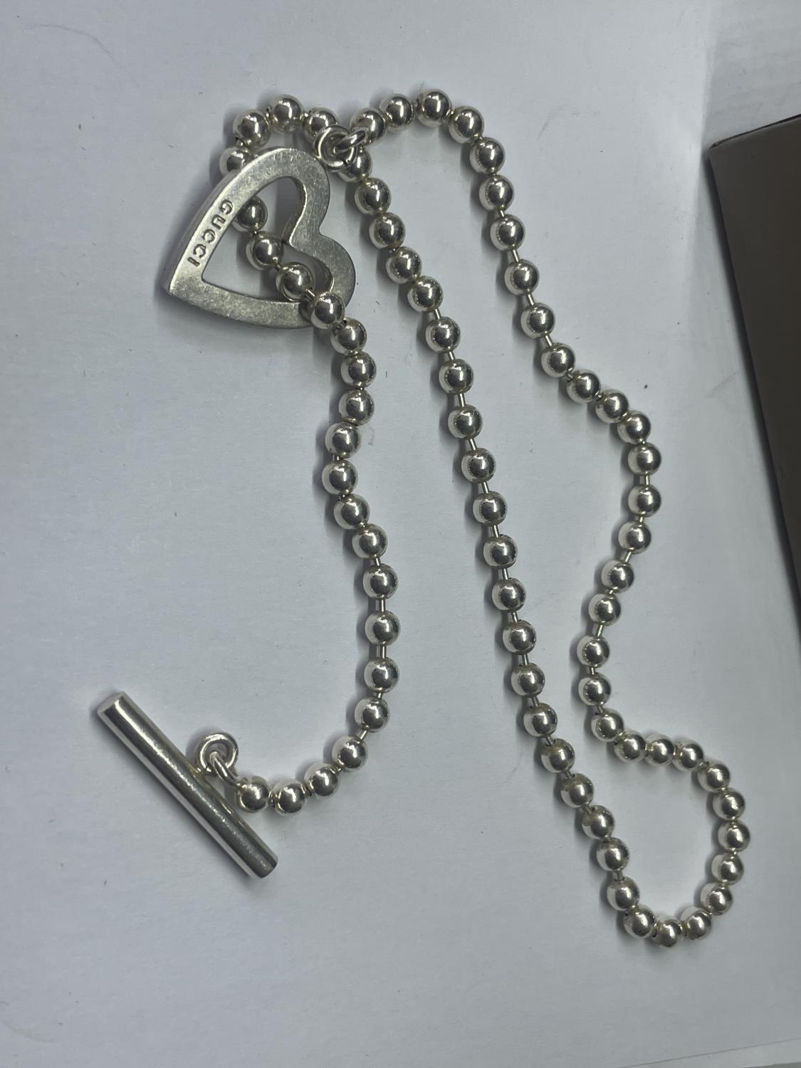 A GUCCI SILVER NECKLACE WITH POUCH AND PRESENTATION BOX - Image 3 of 5