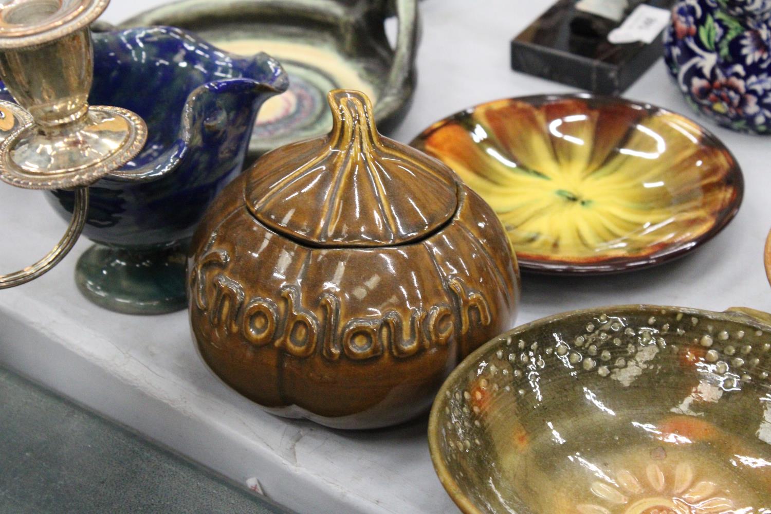 A COLLECTION OF STUDIO POTTERY TO INCLUDE BOWLS, A GARLIC JAR, JUG, PLATE, ETC - Image 5 of 6