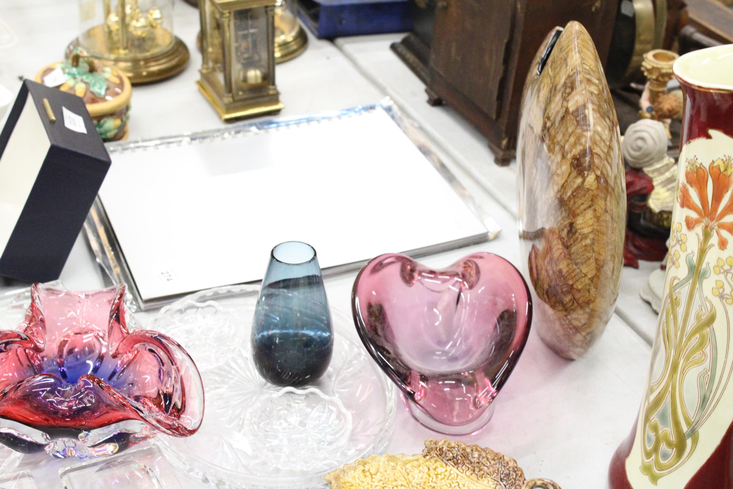 A MIXED LOT OF GLASSWARE TO INCLUDE FOUR SOAP DISHES, A MURANO STYLE ASHTRAY PLUS A LARGE MODERN ART - Image 6 of 7