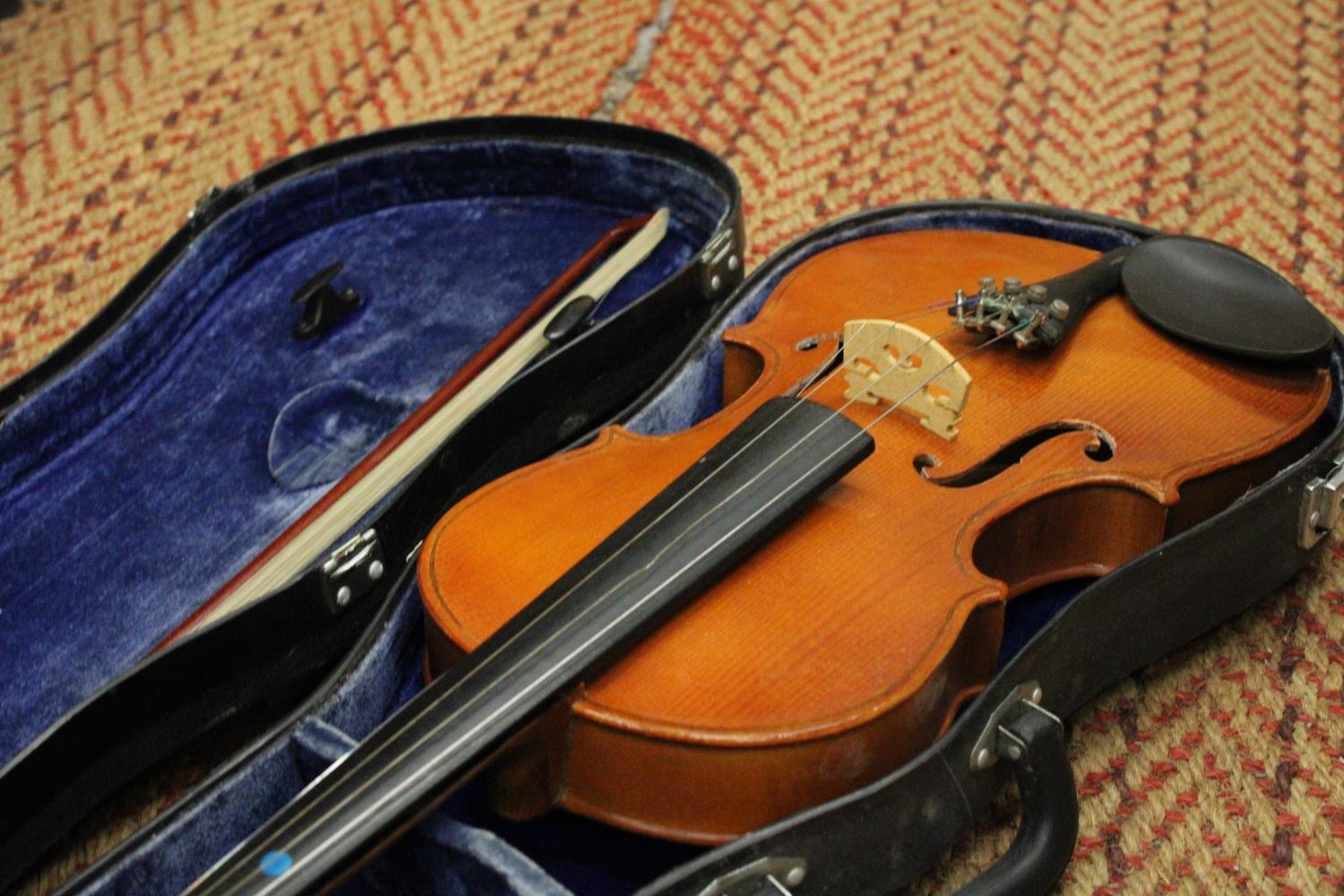 A VINTAGE, CASED VIOLIN AND BOW - Bild 4 aus 5