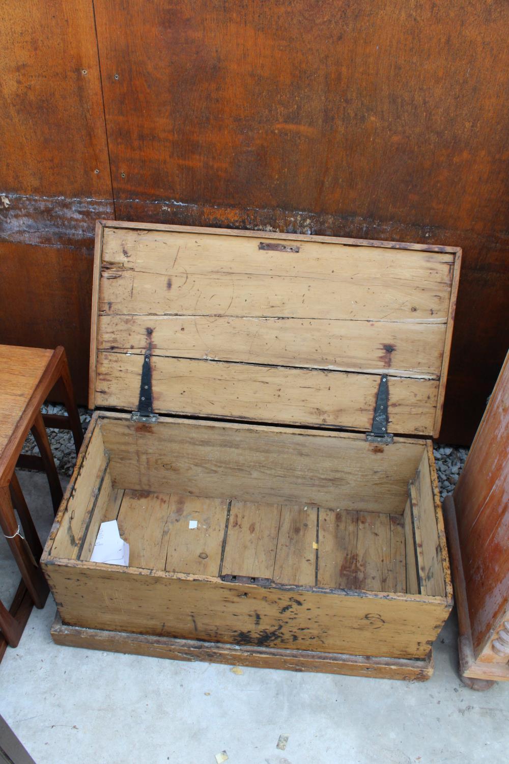 A VICTORIAN PINE BLANKET CHEST 34" WIDE - Bild 2 aus 2