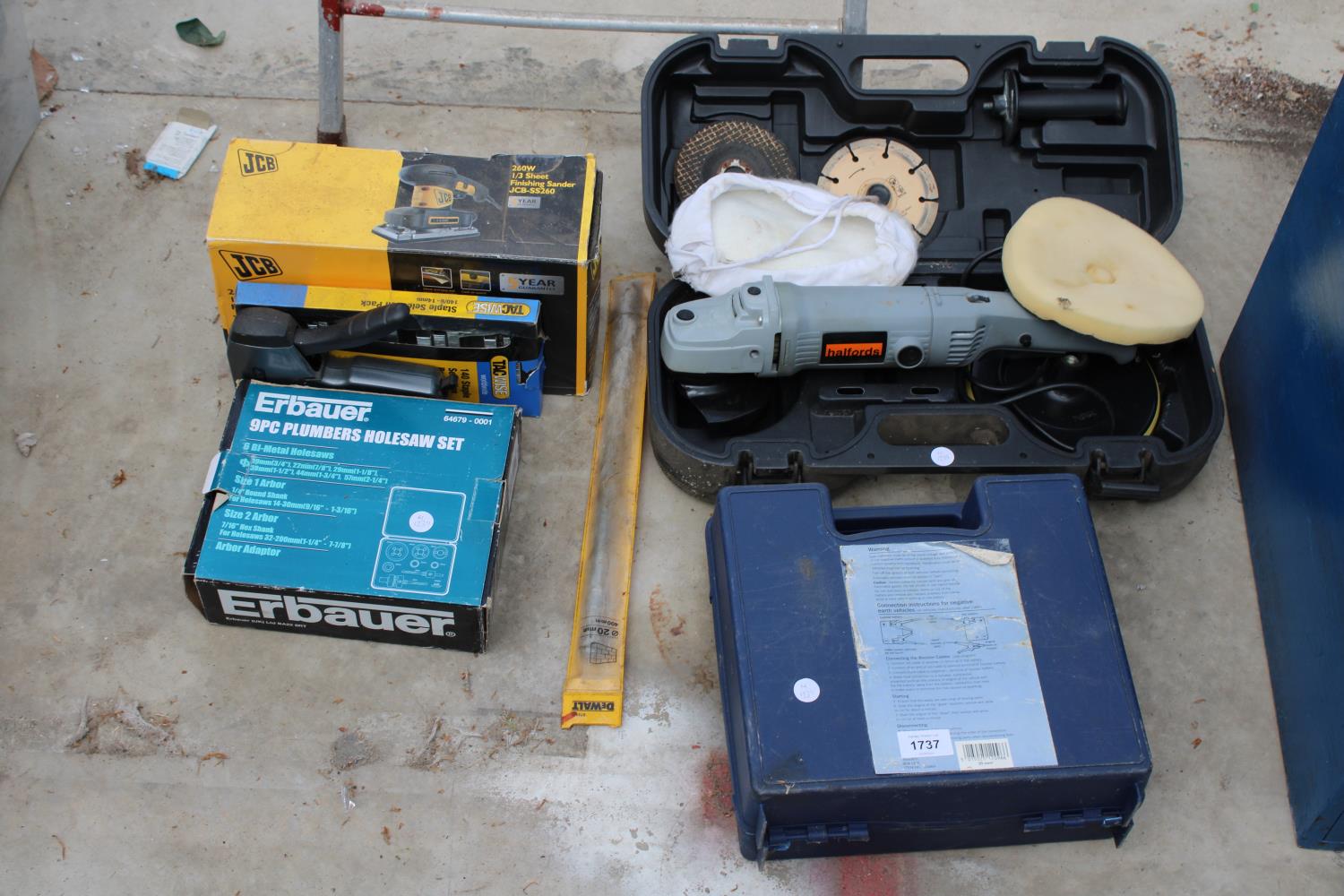AN ASSORTMENT OF TOOLS TO INCLUDE A HALFORDS GRINDER, A HOLESAW SET AND A JCB ELECTRIC SANDER ETC