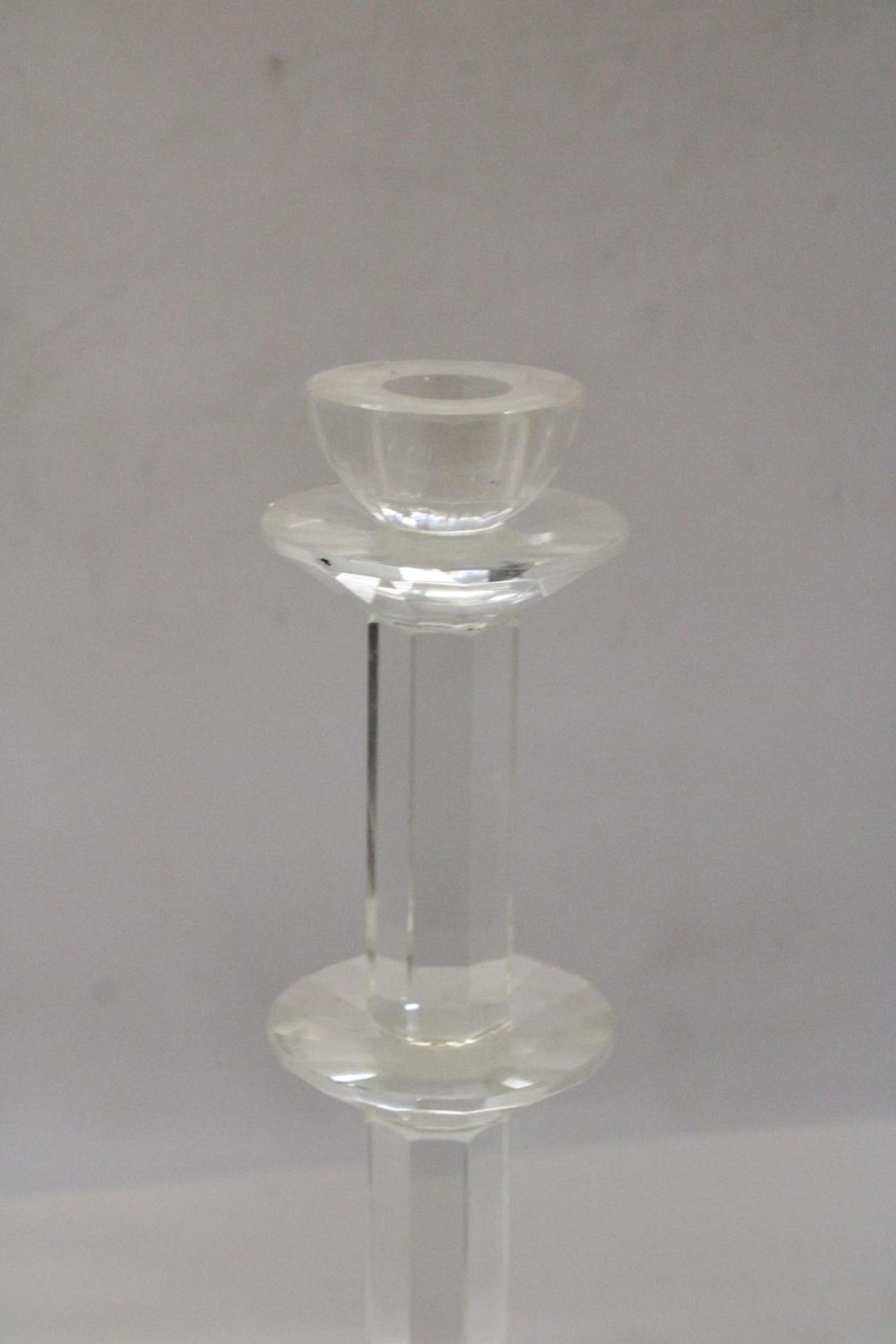 A PAIR OF GLASS CANDLESTICKS, HEIGHT 34CM - Image 4 of 5