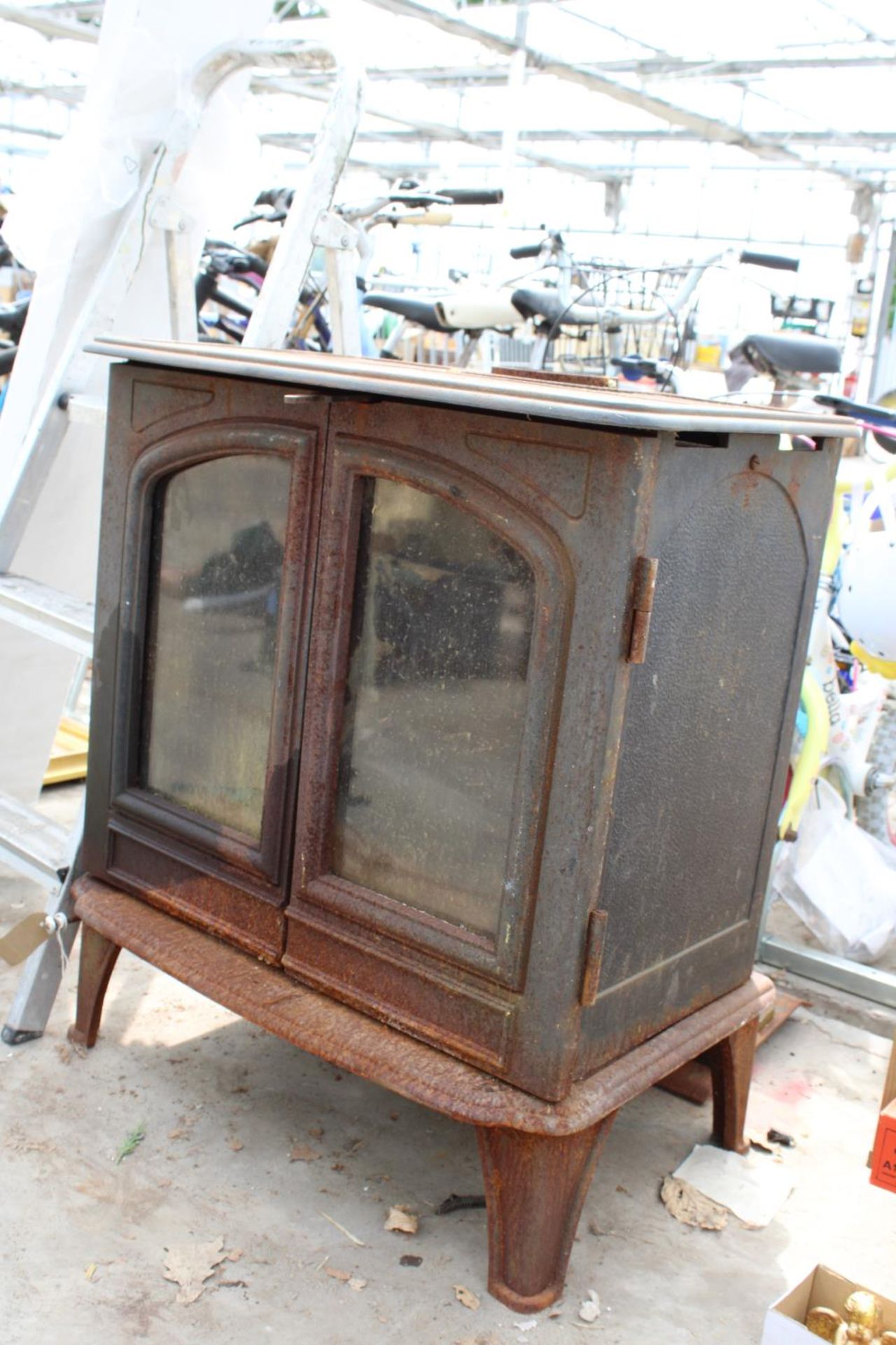 A LARGE VINTAGE HEAVY CAST IRON LOG BURNER - Image 2 of 3