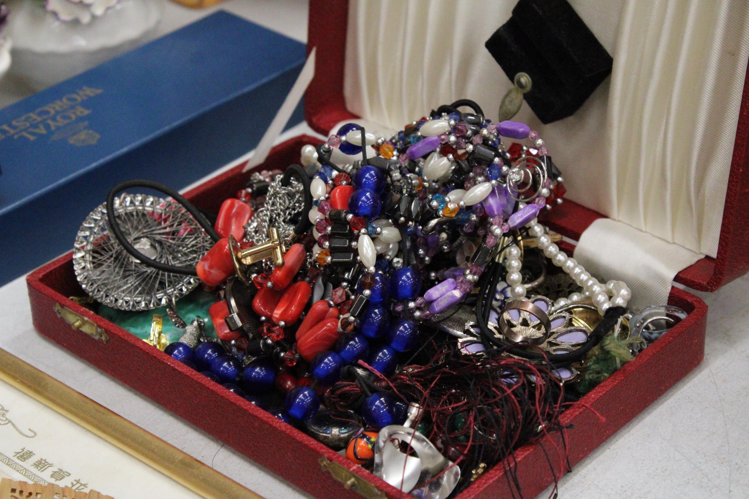 A BOX CONTAINING VINTAGE COSTUME JEWELLERY TO INCLUDE BROOCHES, RINGS, NECKLACES, ETC., - Image 2 of 4