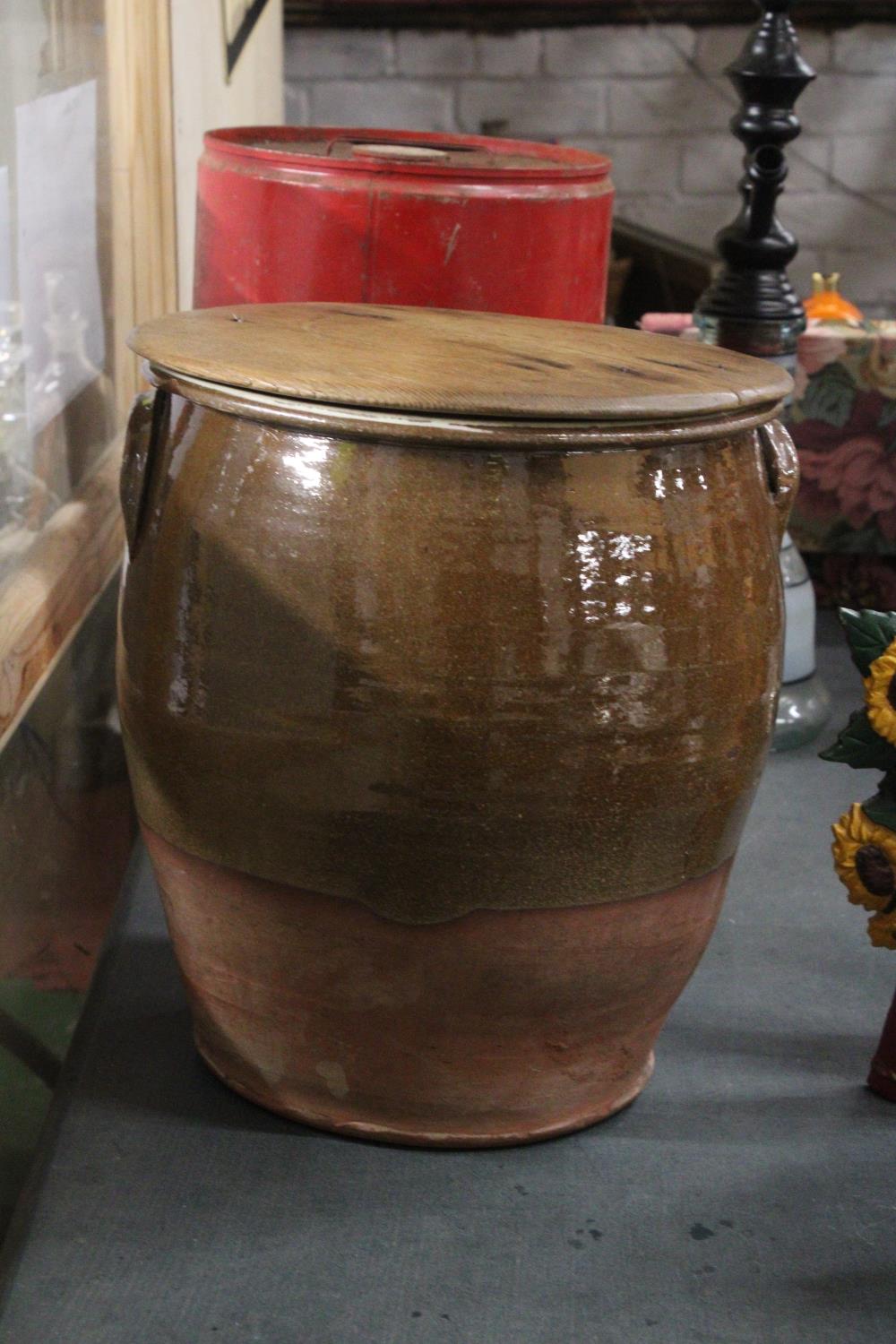 A LARGE HEAVY STONEWARE POT WITH A WOODEN LID, HEIGHT 38CM, DIAMETER 32CM