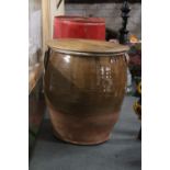 A LARGE HEAVY STONEWARE POT WITH A WOODEN LID, HEIGHT 38CM, DIAMETER 32CM