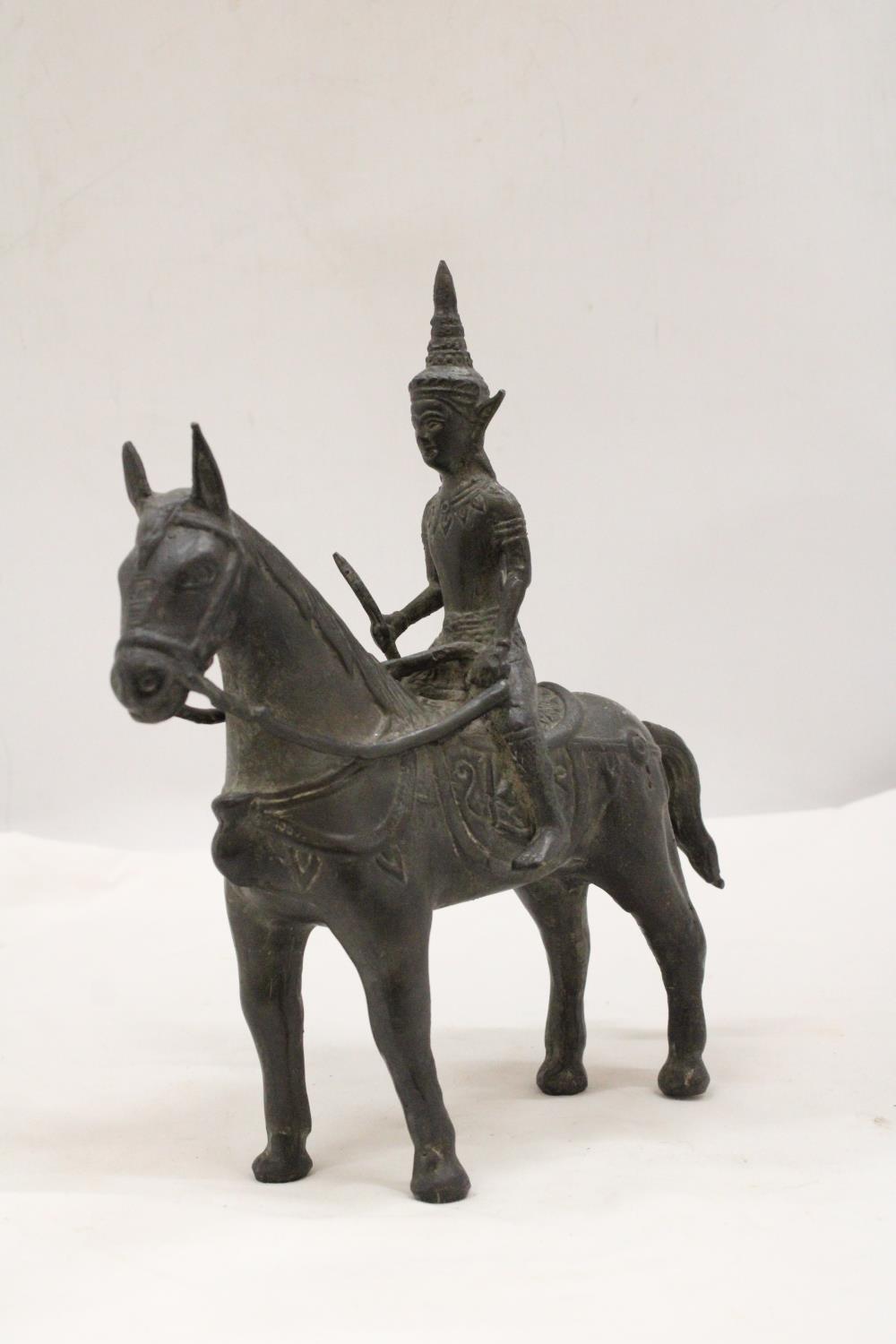 AN ORIENTAL BRONZE HORSE AND WARRIOR RIDER, HEIGHT 25CM, LENGTH 23CM - Image 2 of 5