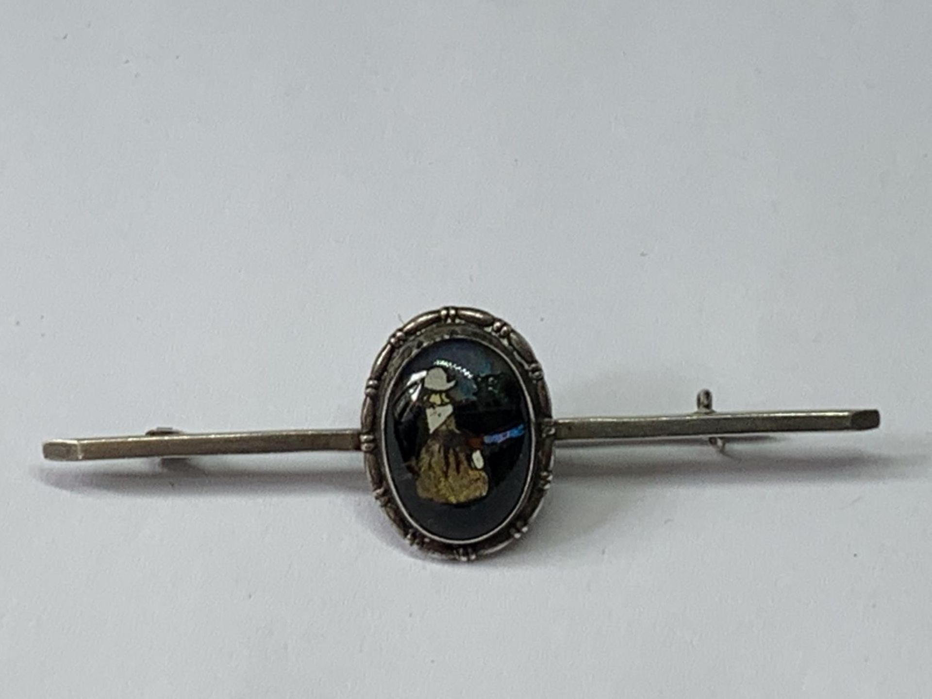 A MARKED SILVER PIN BROOCH WITH LADY DECORATION